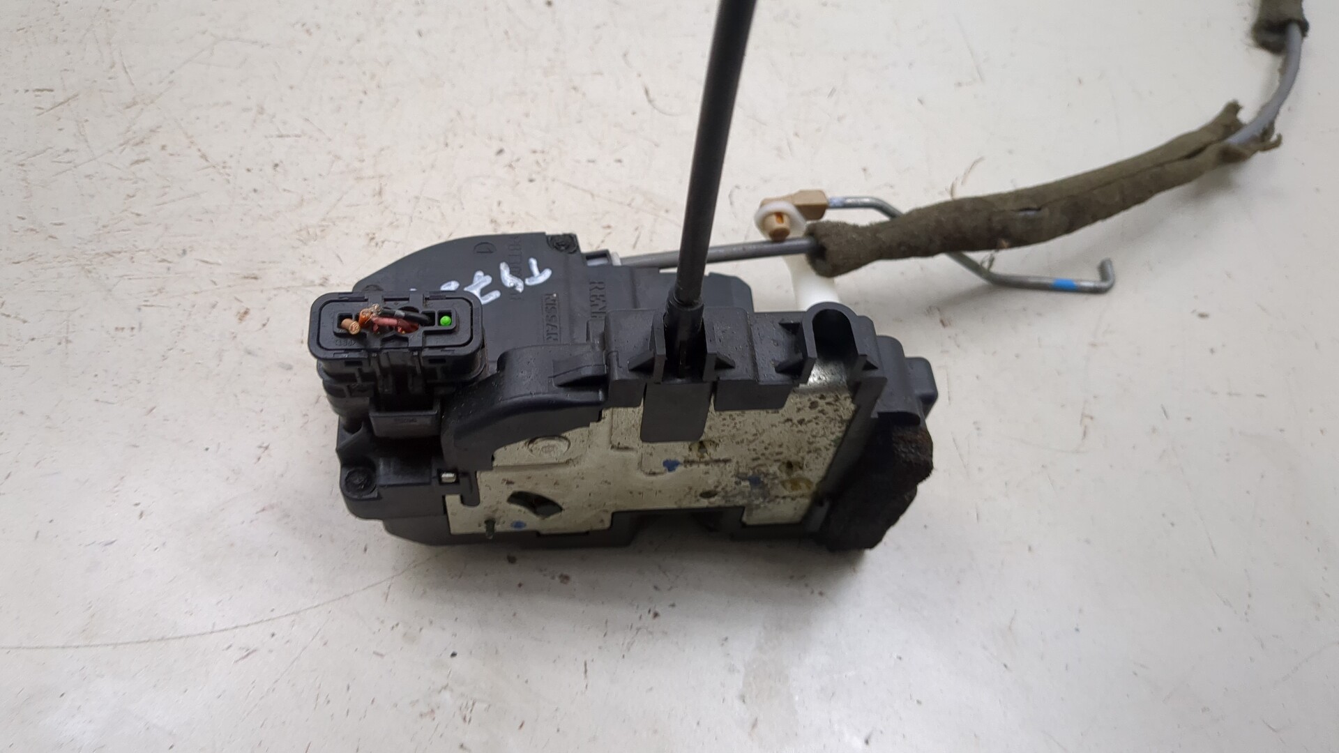 Замок двери передней правой