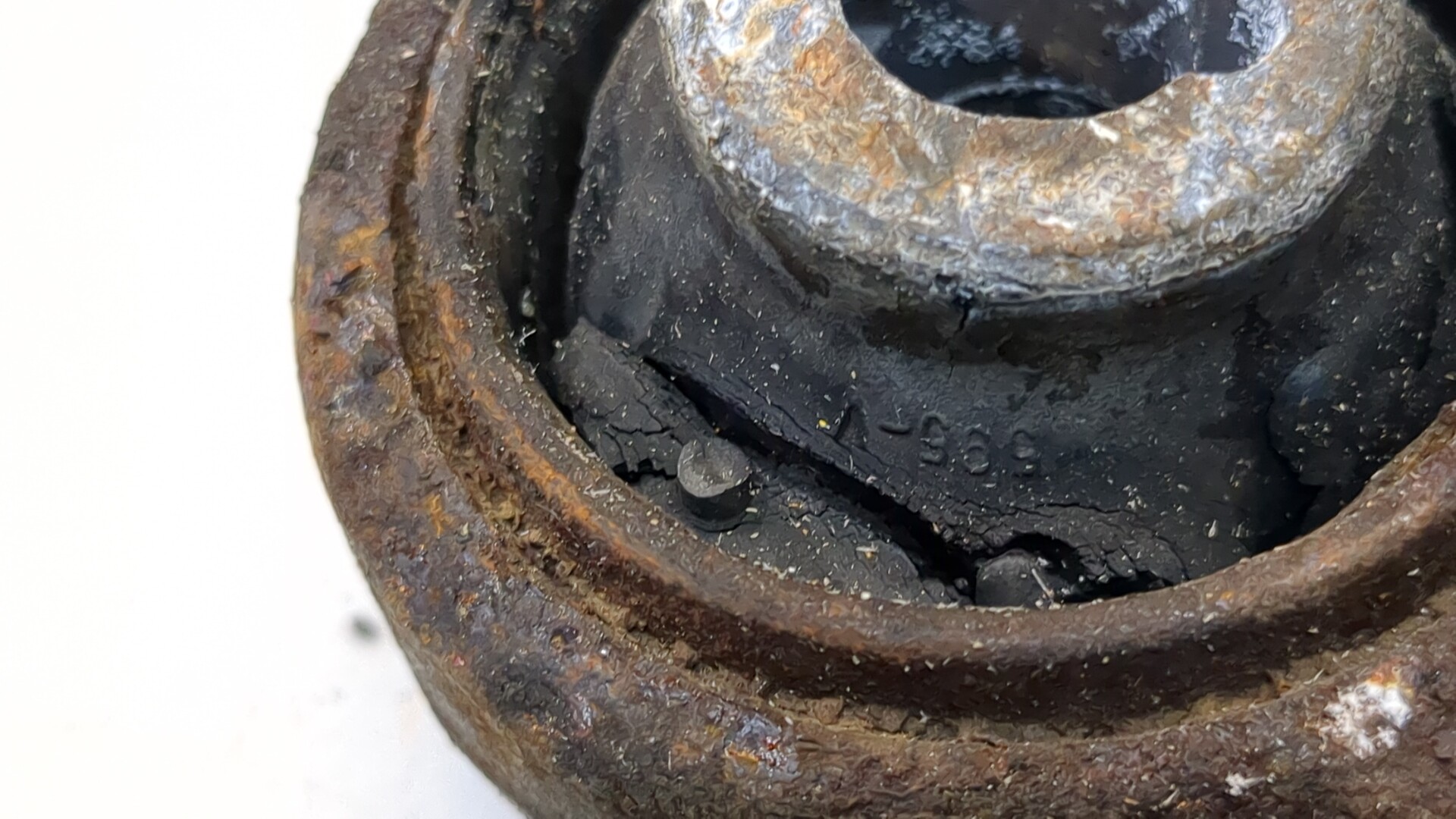 Рычаг передний левый