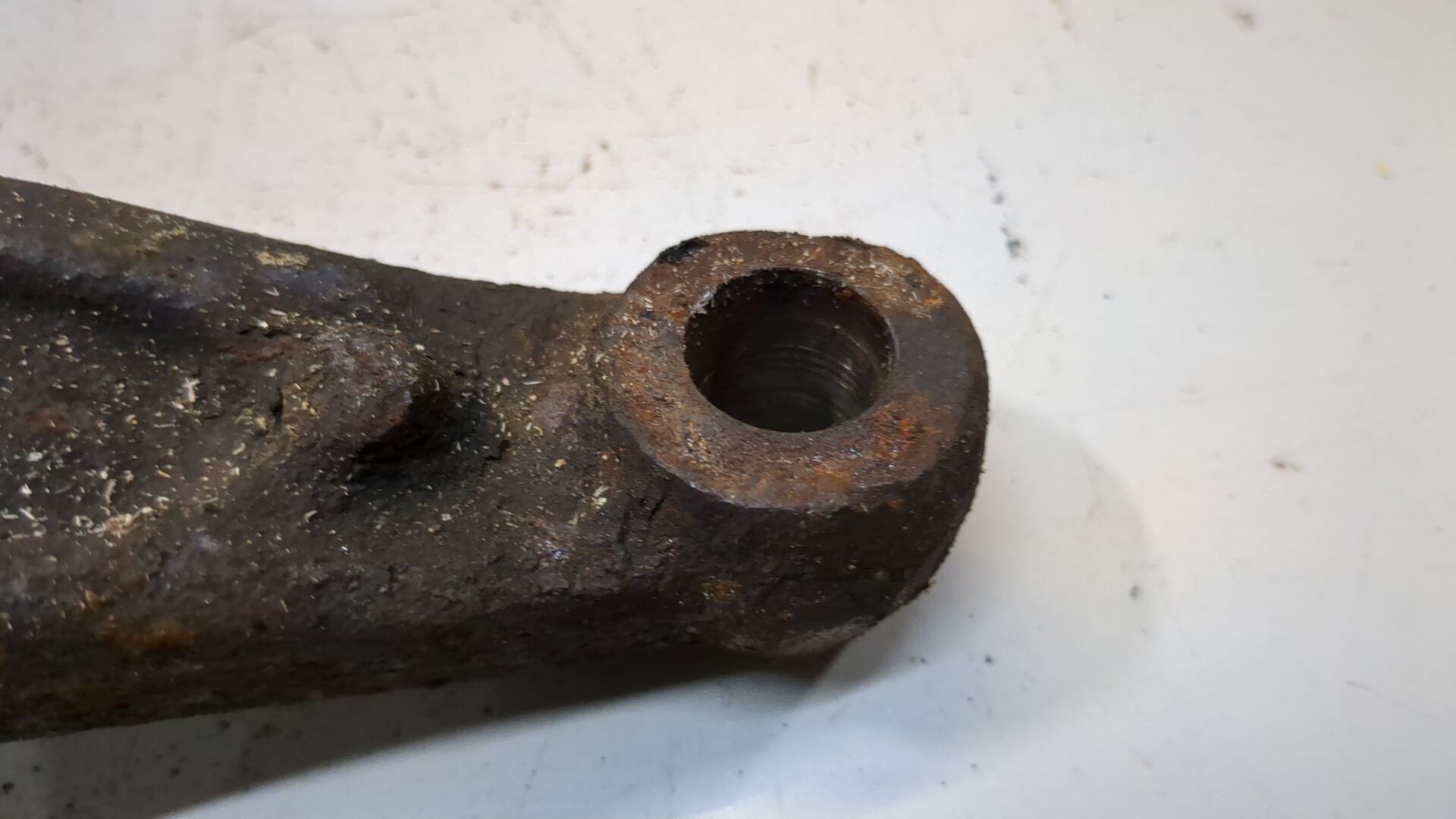 Рычаг передний левый