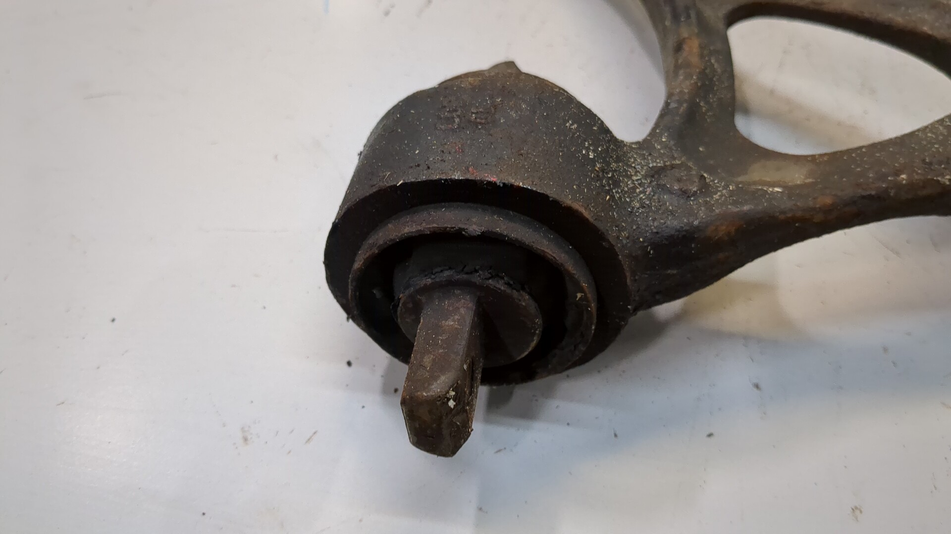 Рычаг передний левый