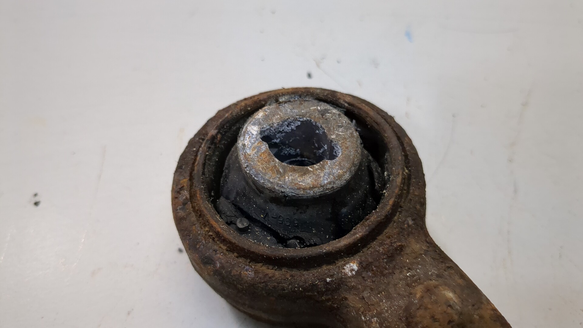 Рычаг передний левый