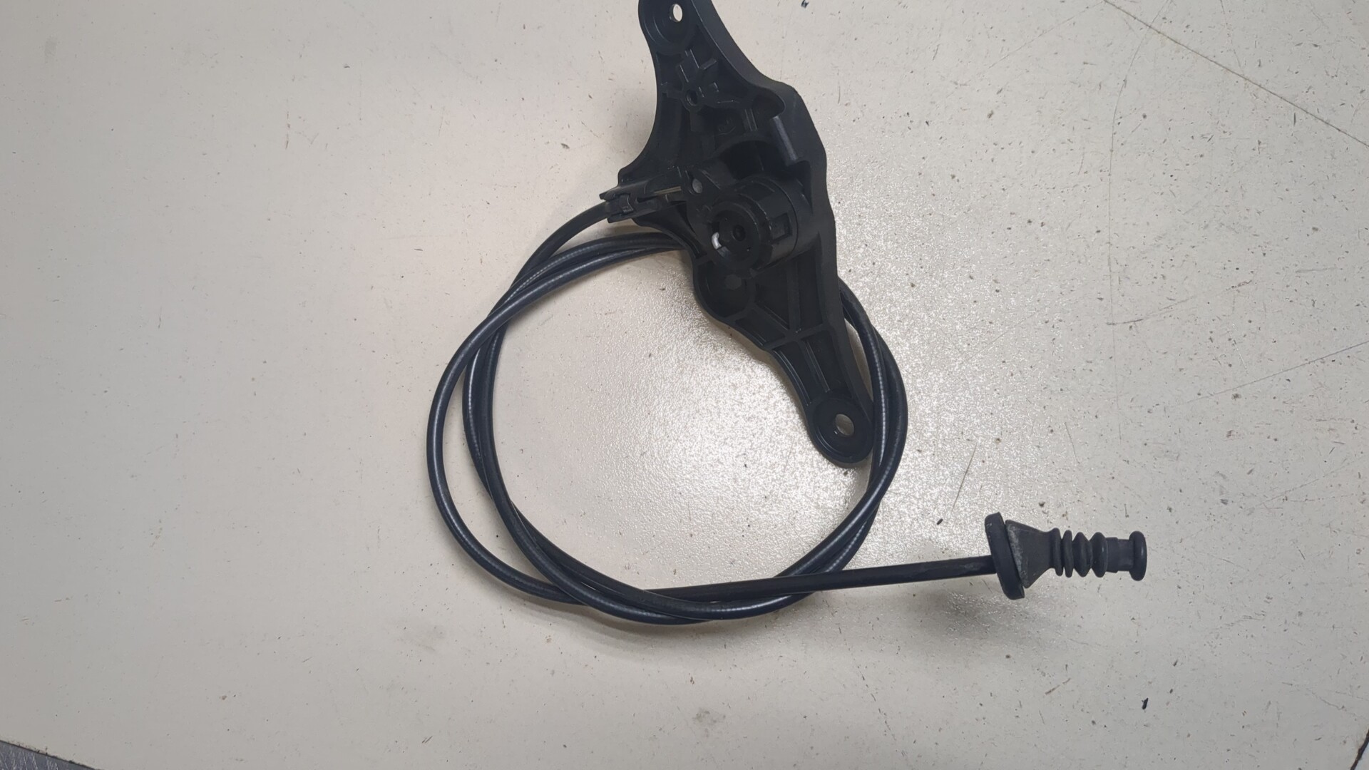 Трос открывания капота