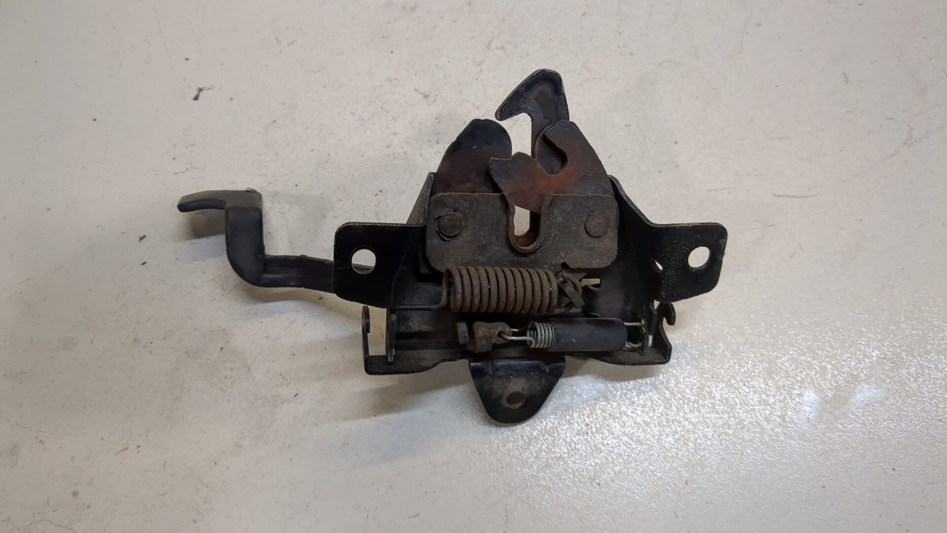 Замок капота