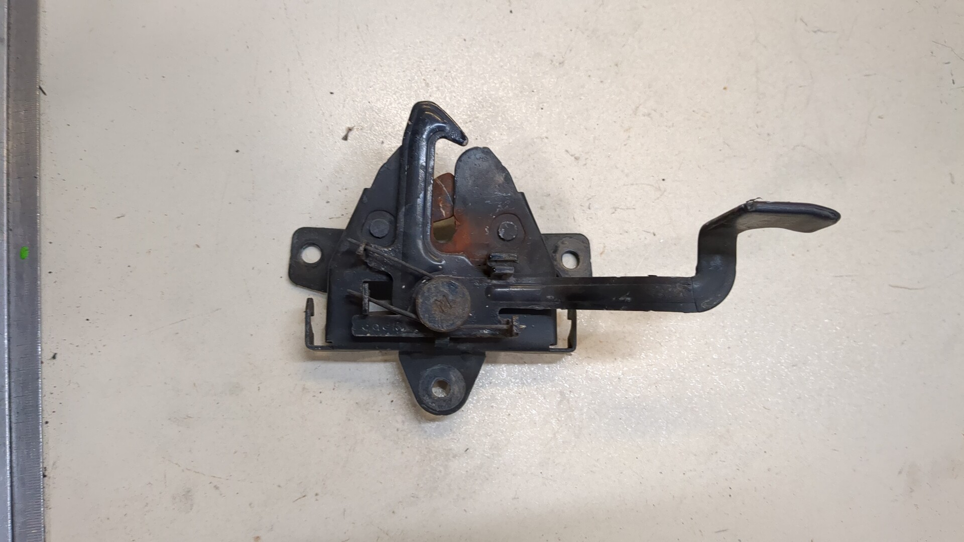 Замок капота