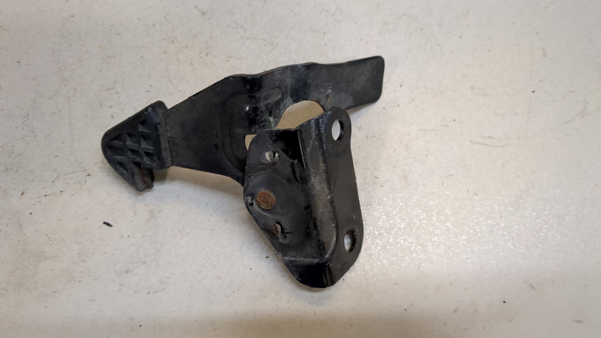 Замок капота