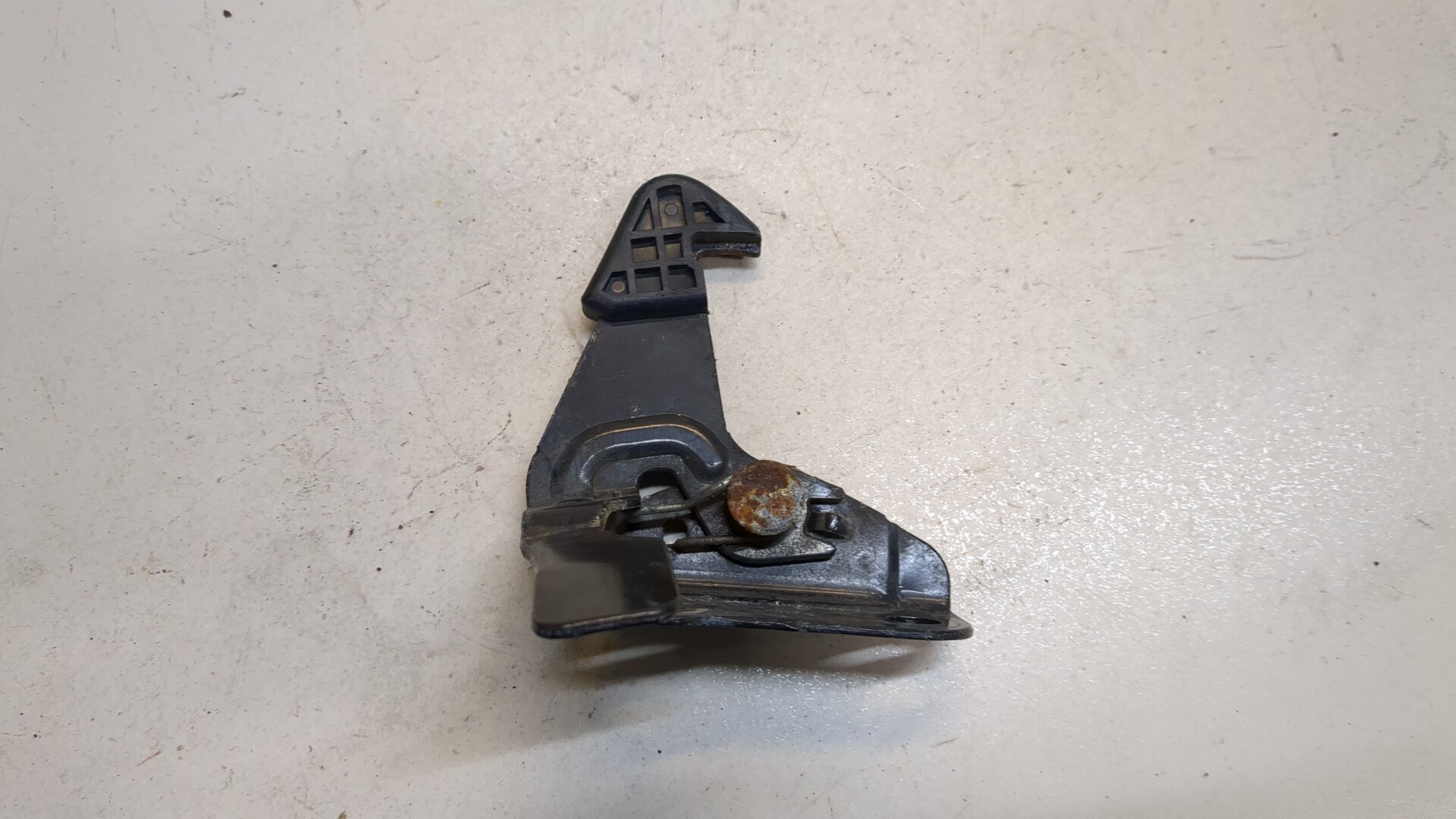 Замок капота