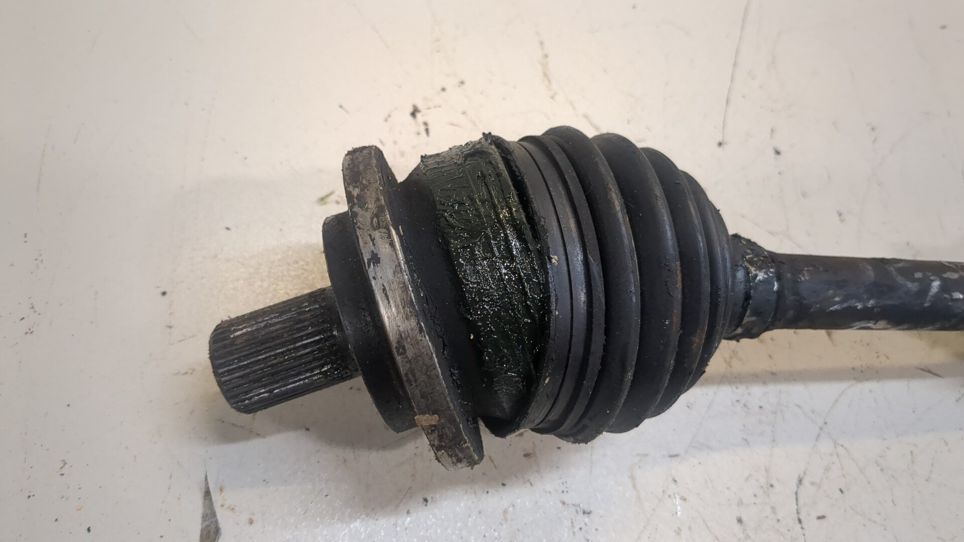 Полуось передняя левая