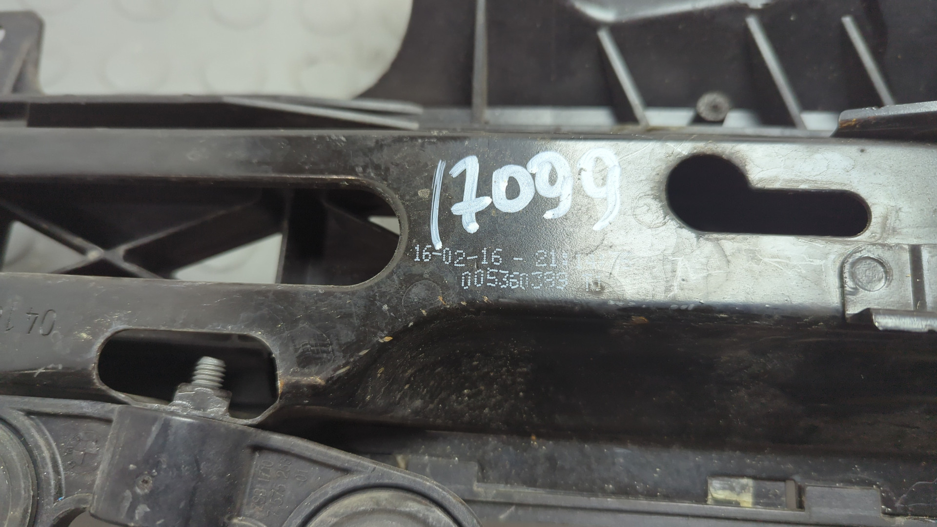 Кронштейн фар правый