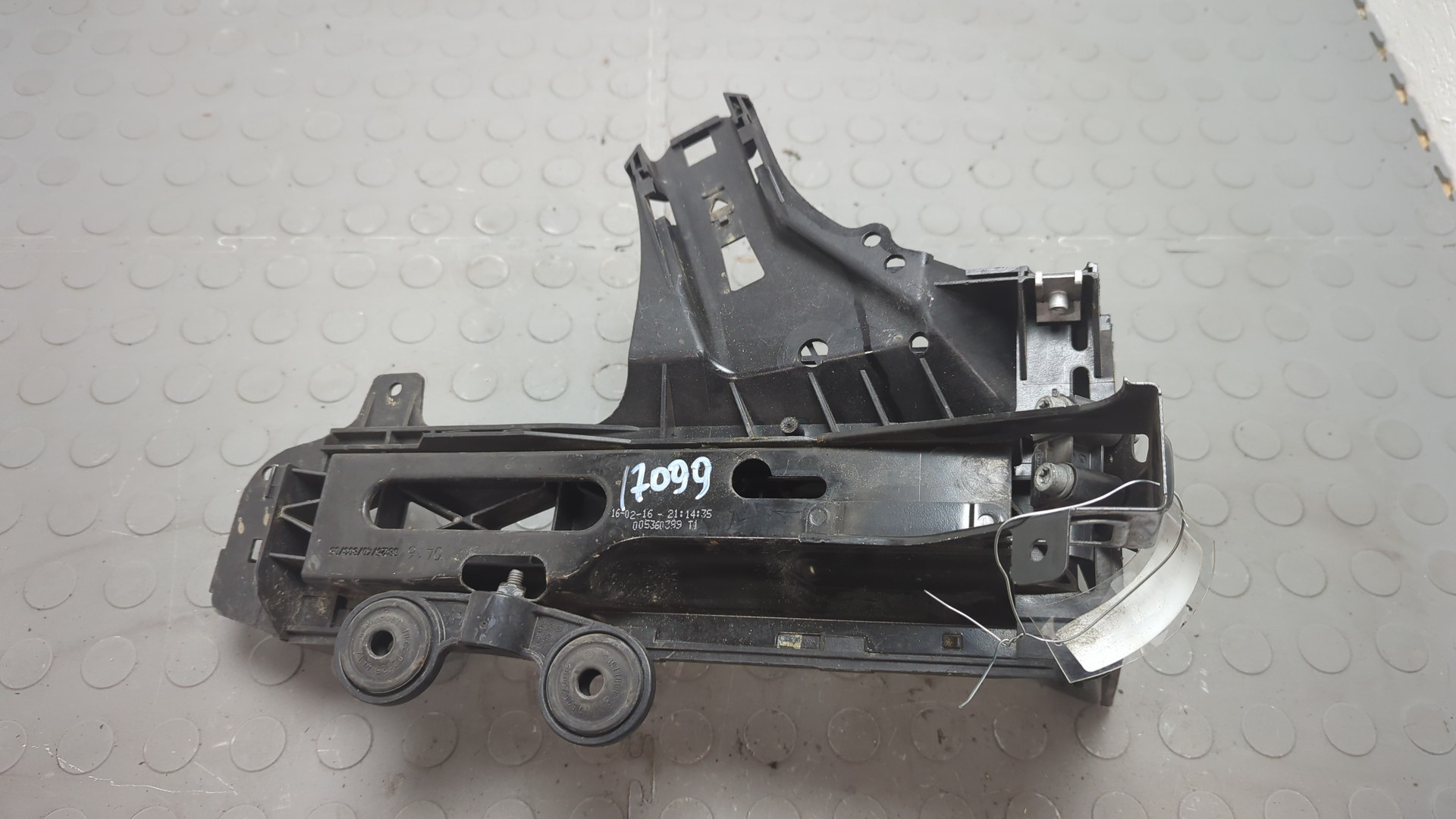 Кронштейн фар правый