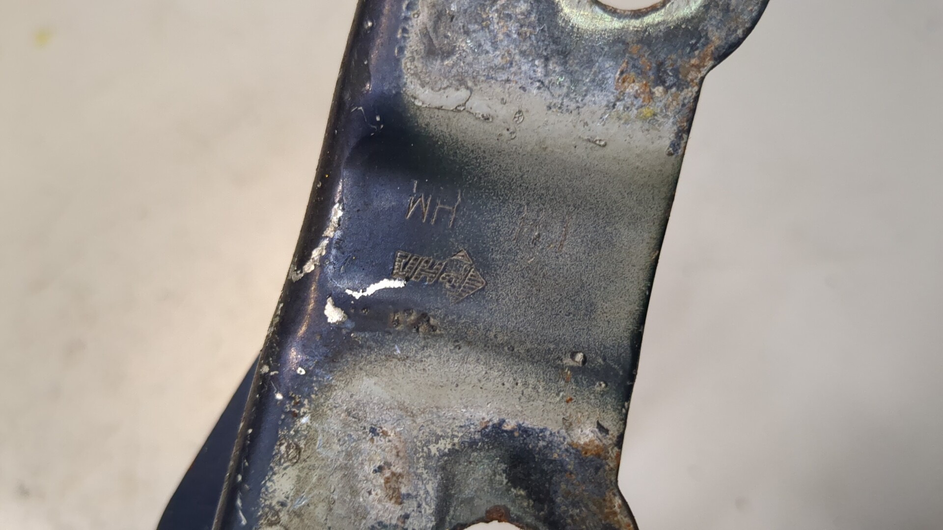 Петля капота левая