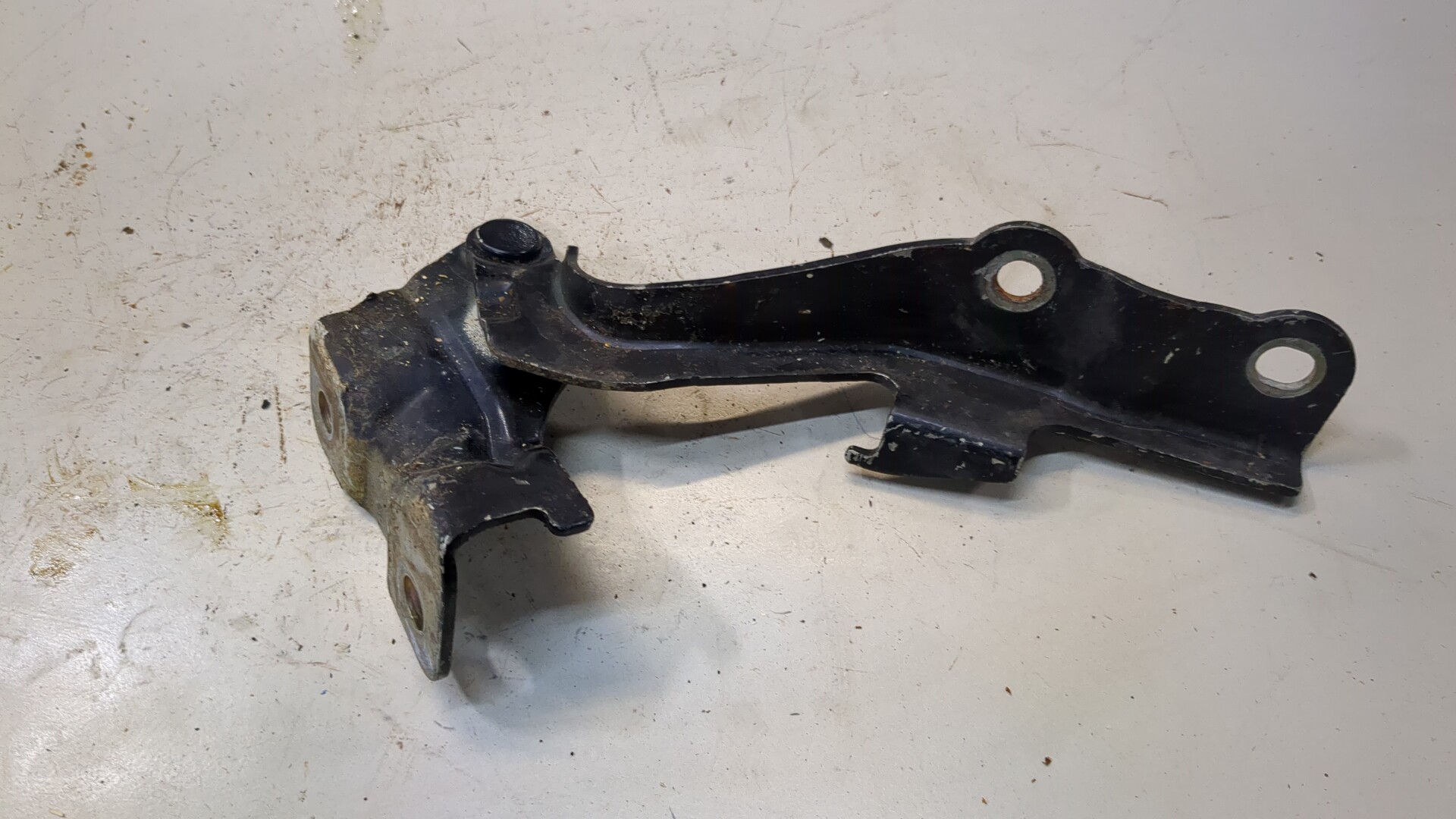 Петля капота левая