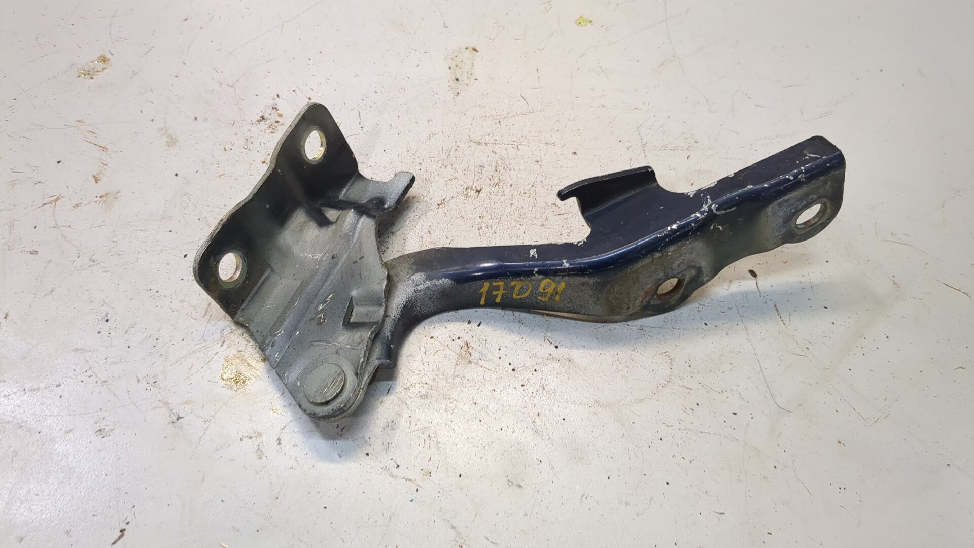 Петля капота левая