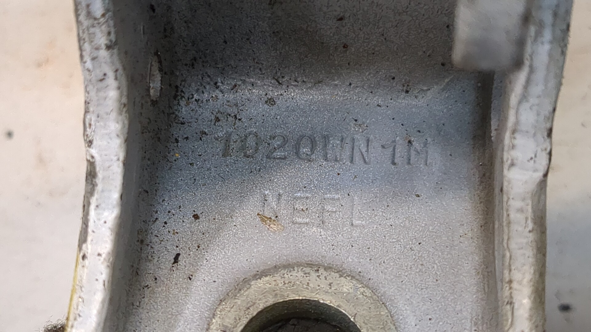 Петля двери