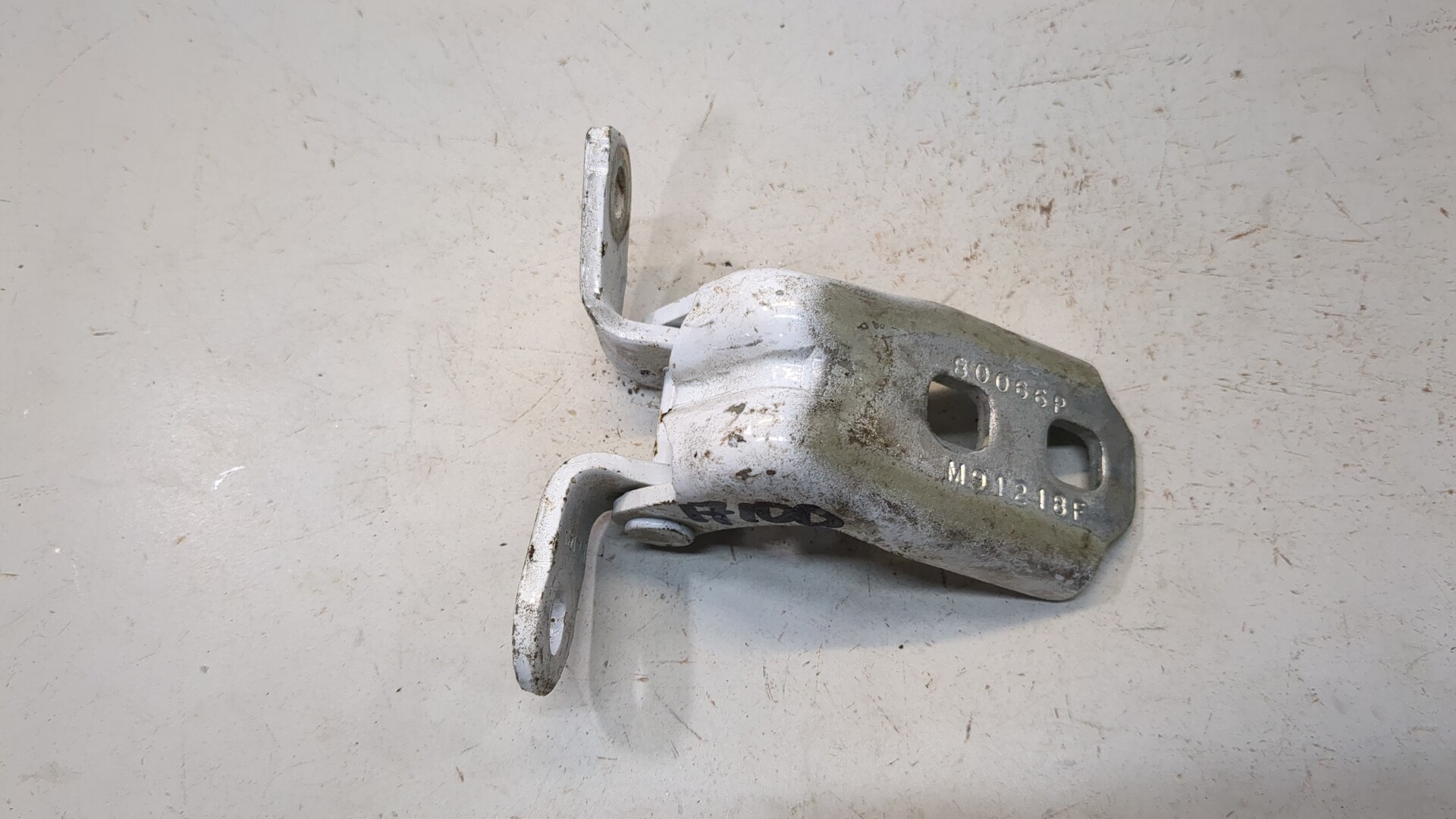 Петля двери