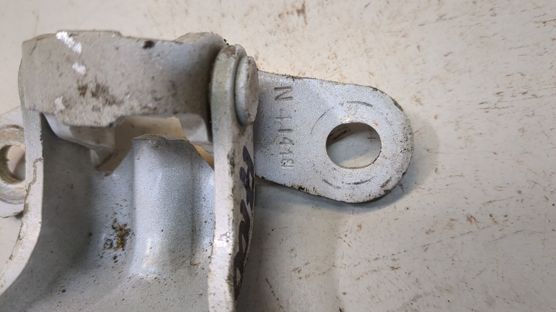 Петля двери