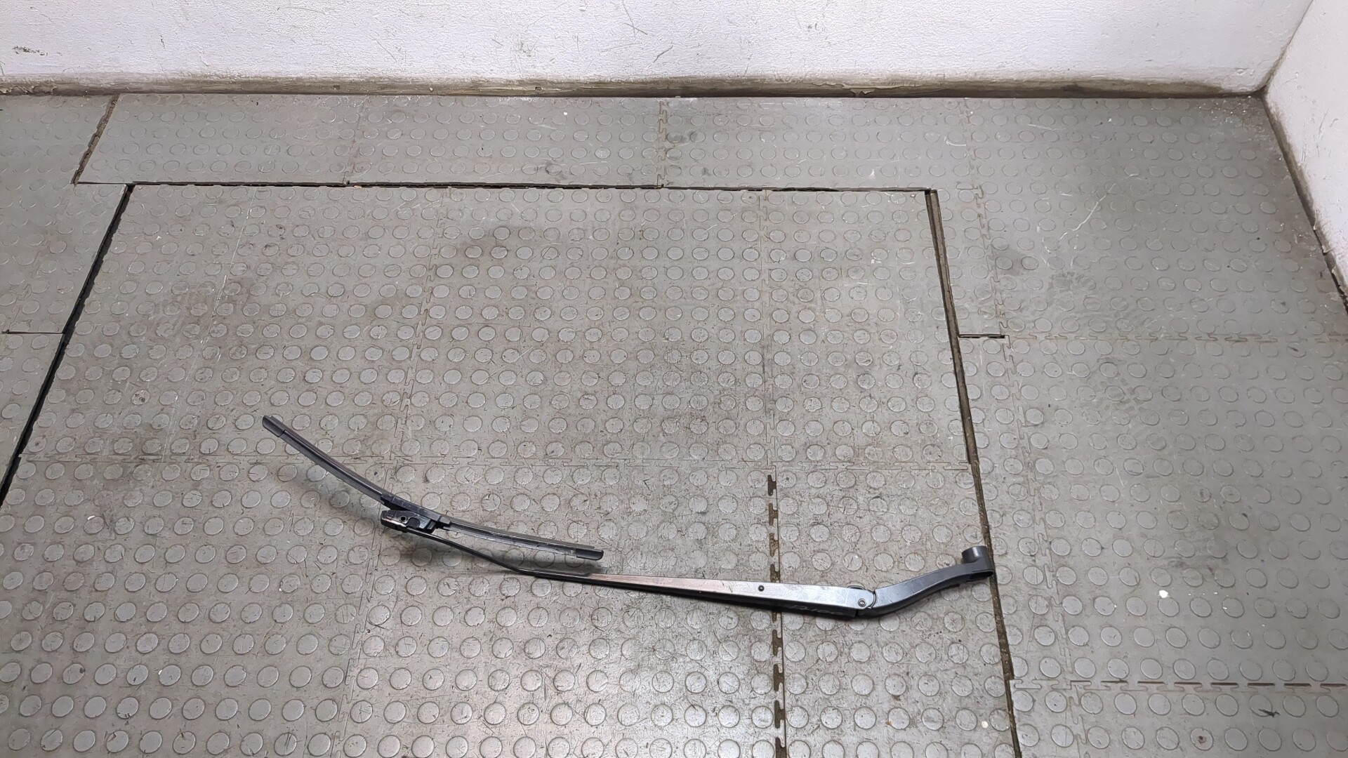 Поводок стеклоочистителя передний правый