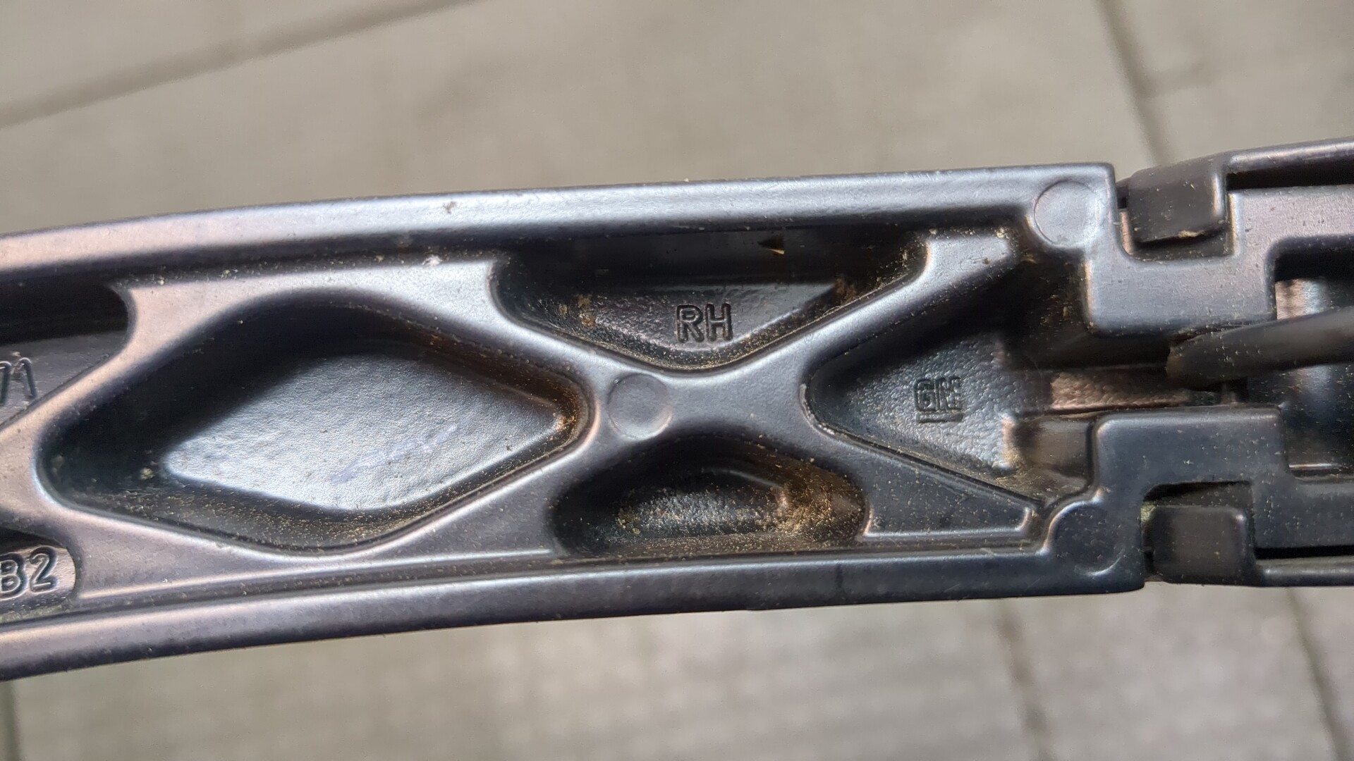 Поводок стеклоочистителя передний правый