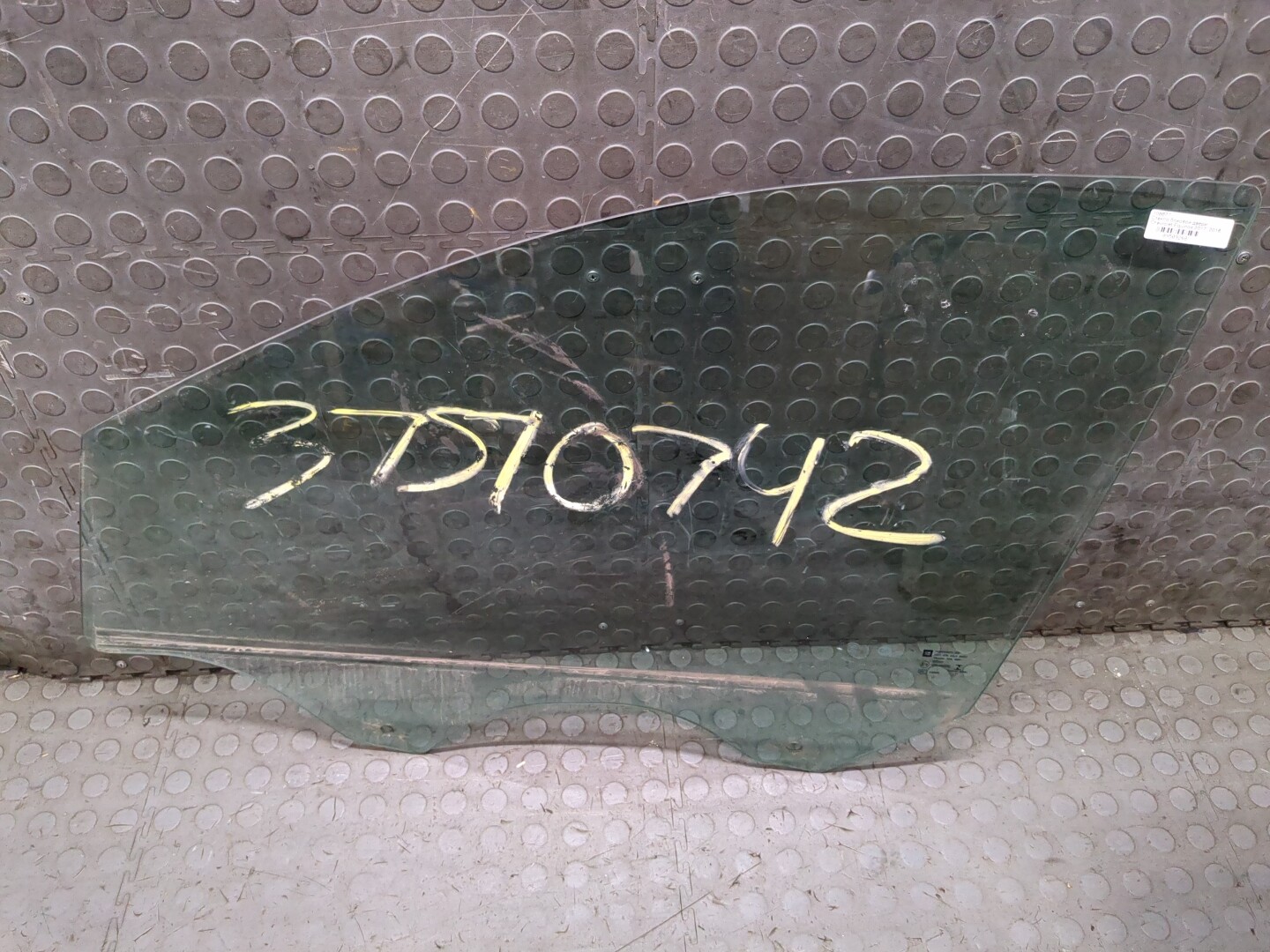 Стекло двери передней левой