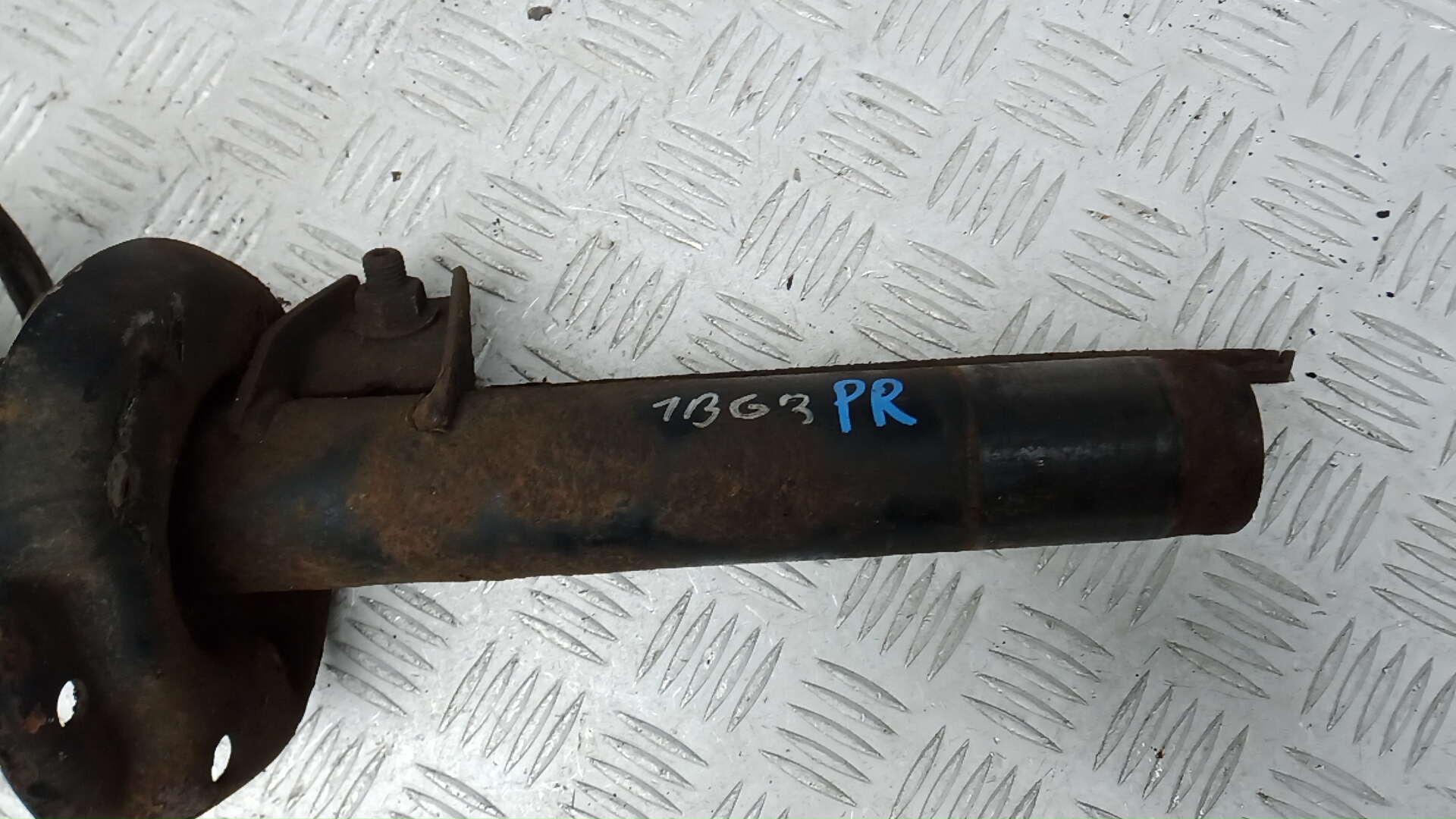 Амортизатор передний правый