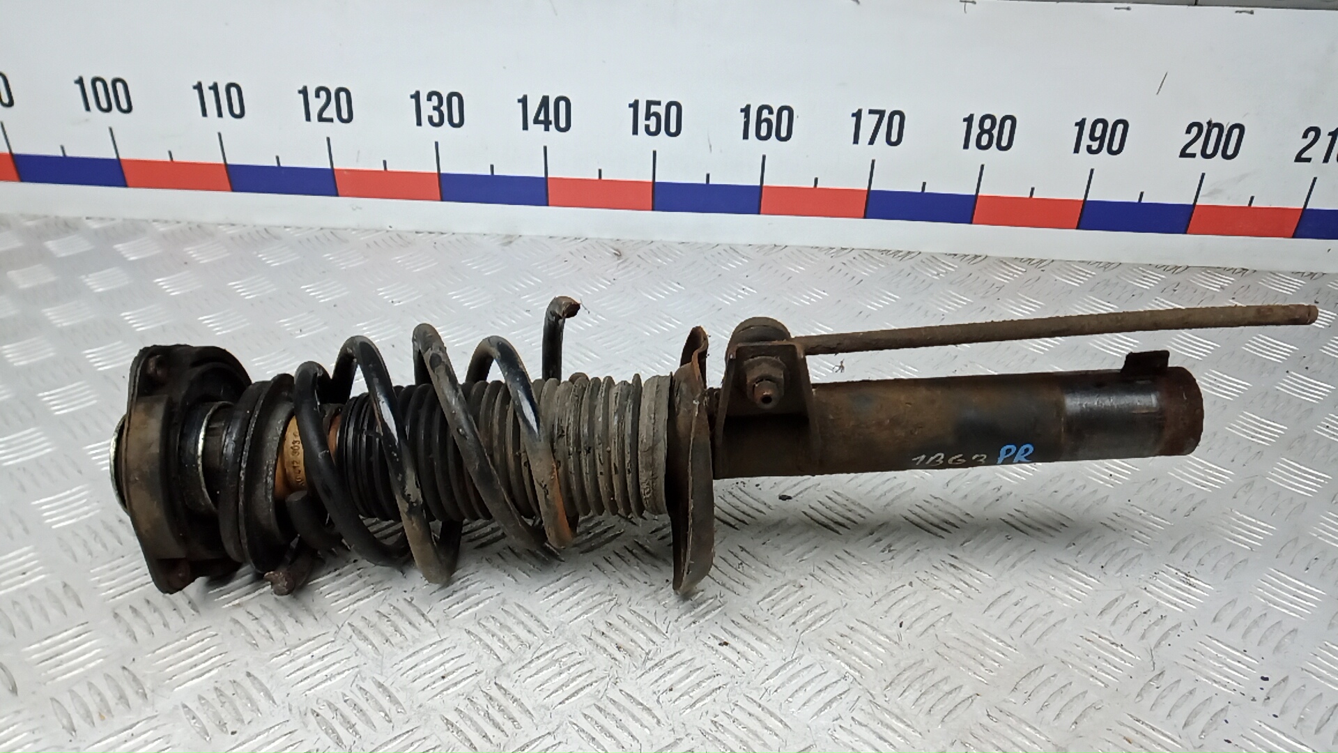 Амортизатор передний правый