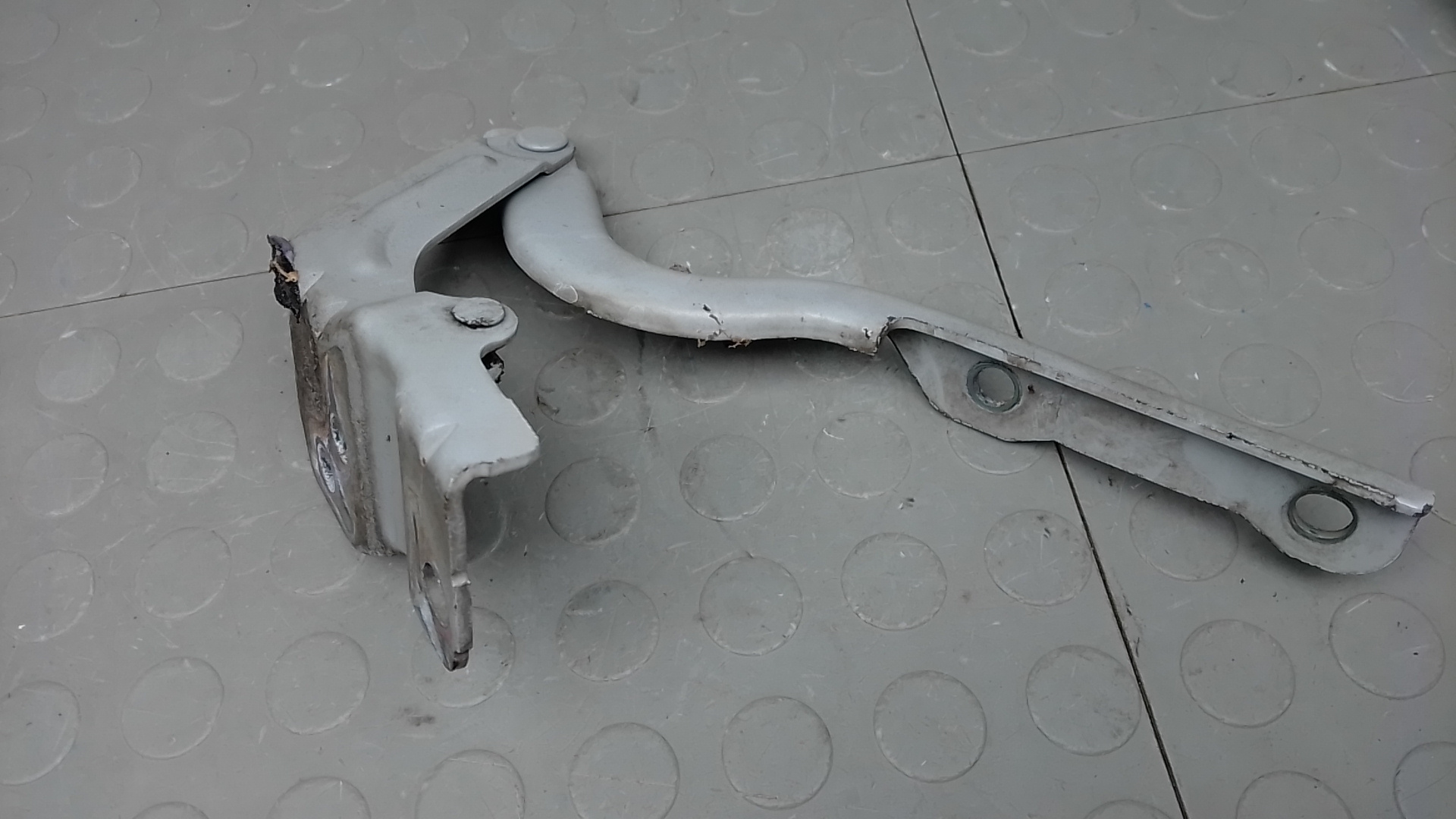 Петля капота