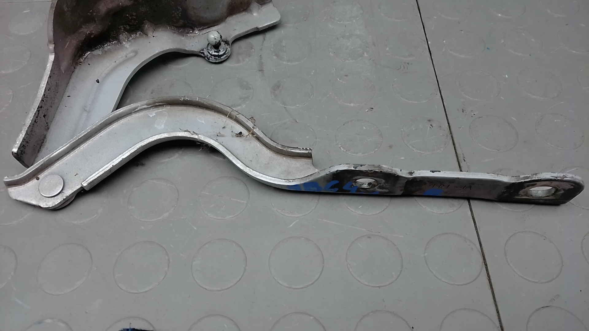 Петля капота