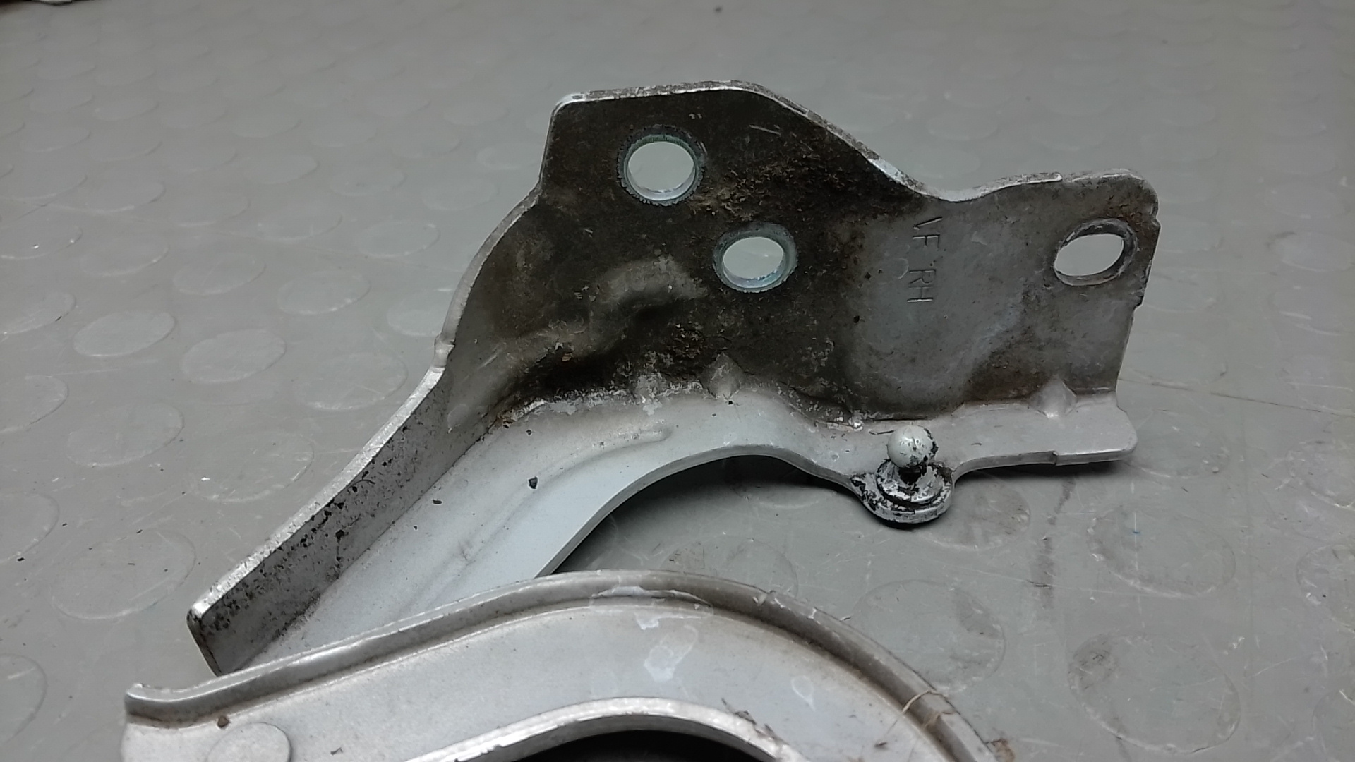 Петля капота