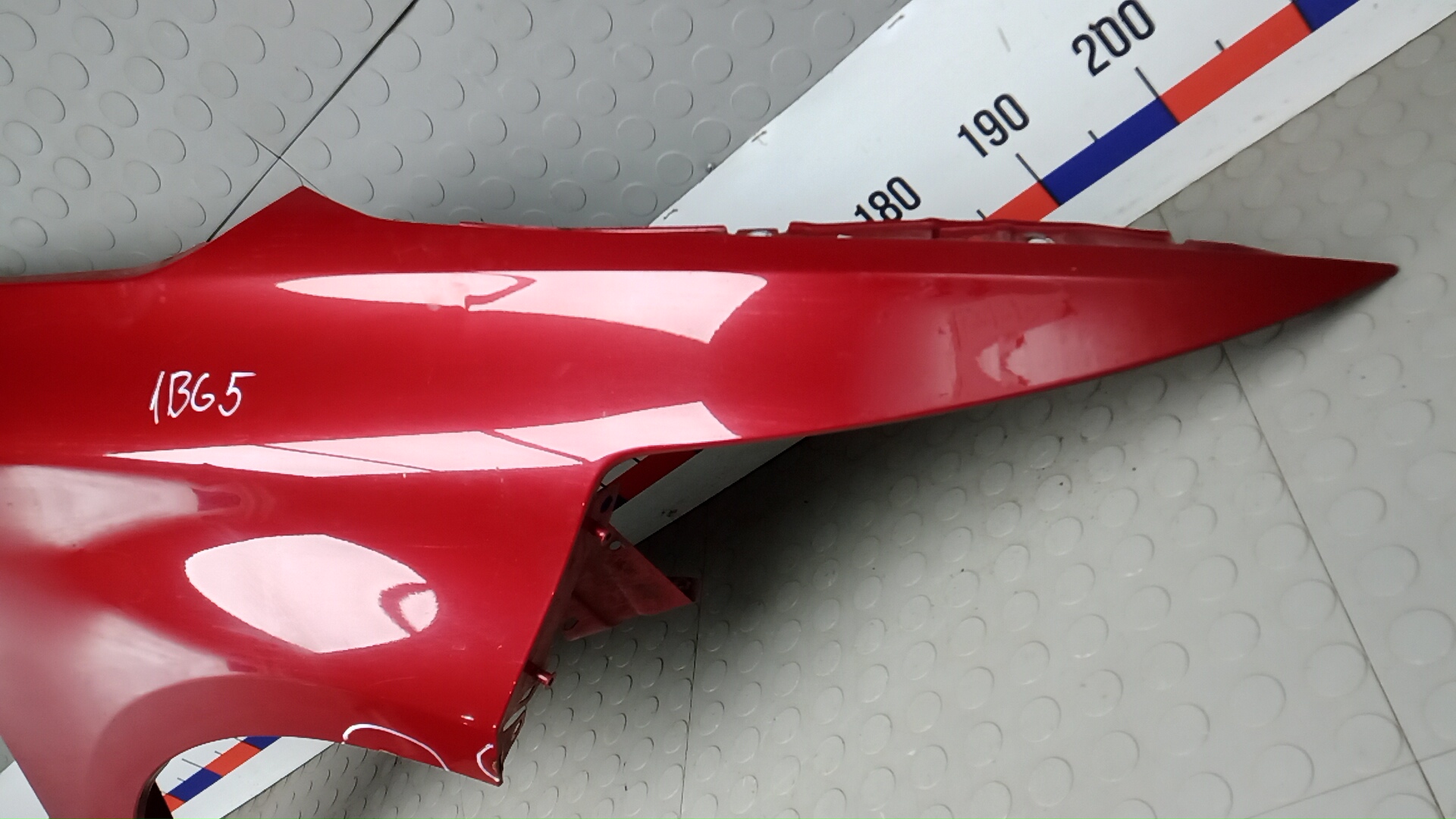 Крыло переднее правое