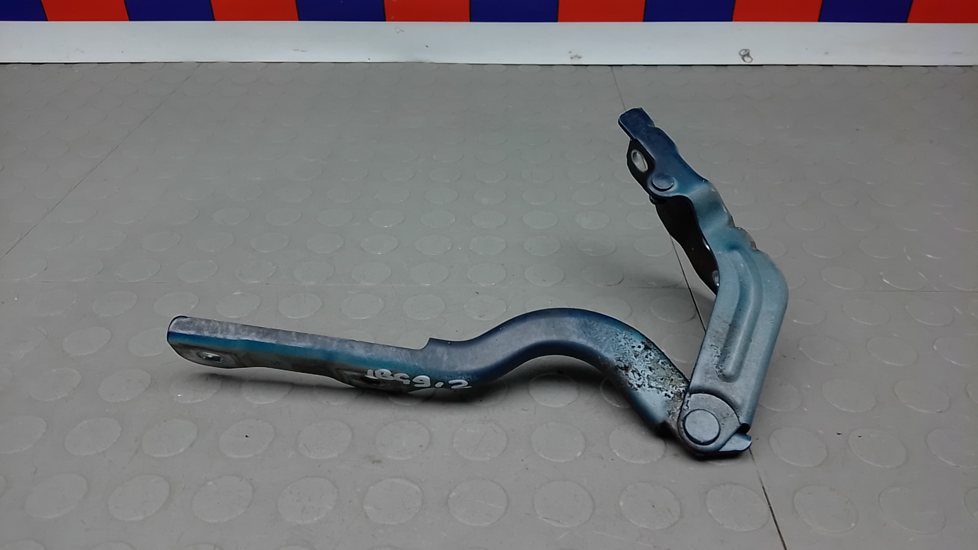 Петля капота