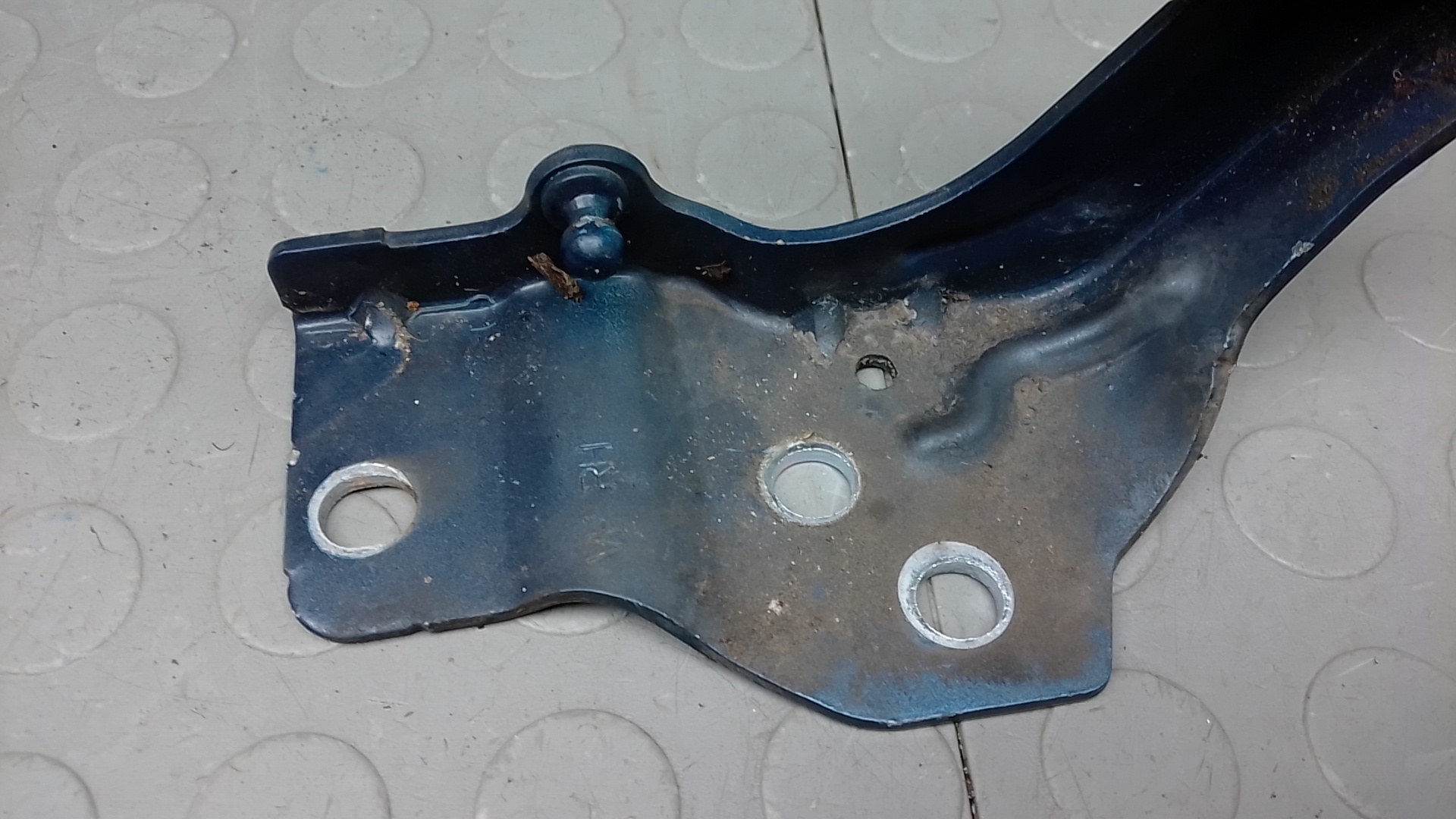 Петля капота