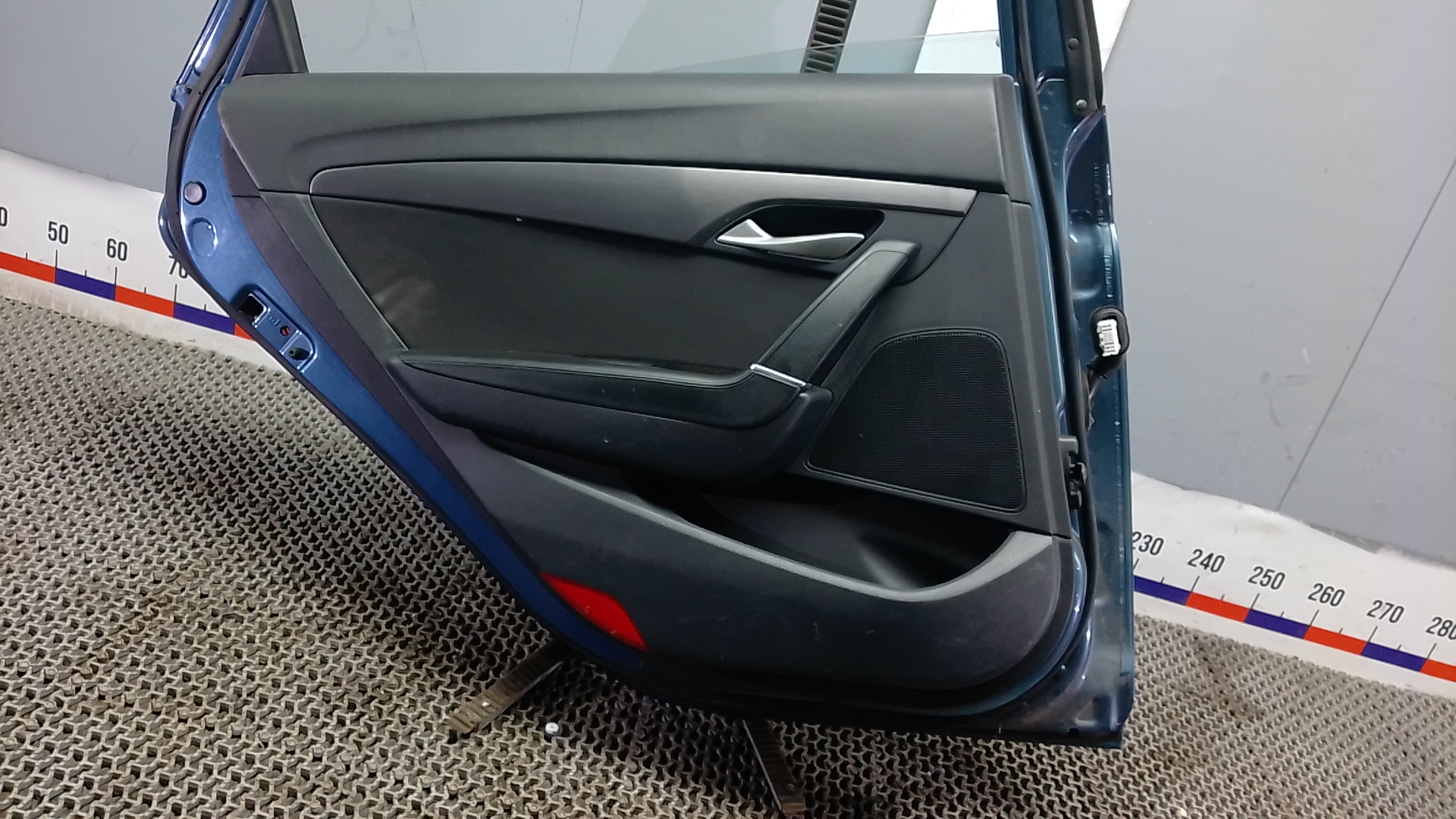 Дверь задняя левая