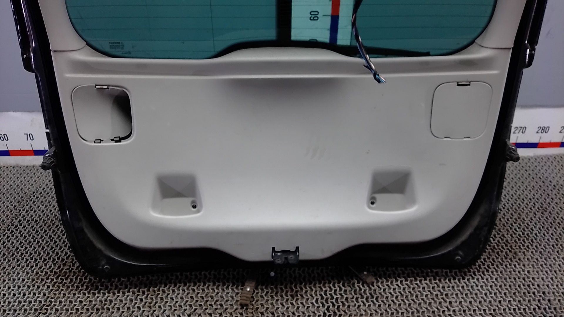 Дверь багажника