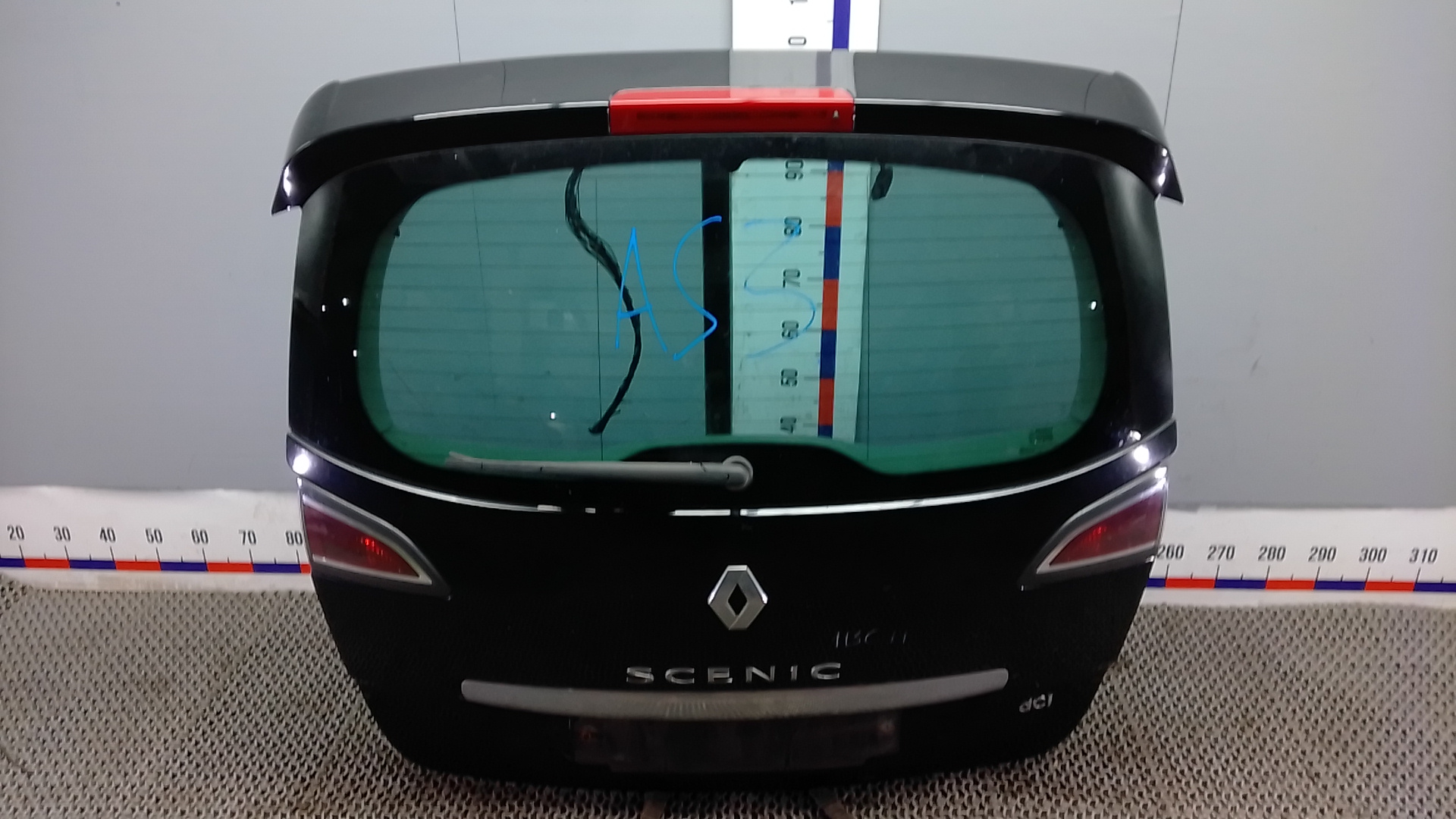 Дверь багажника