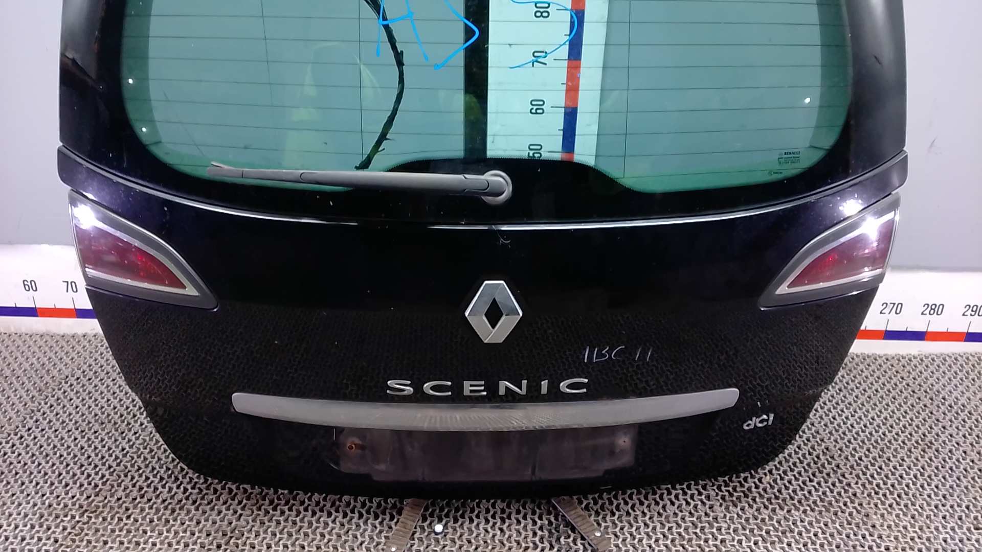 Дверь багажника