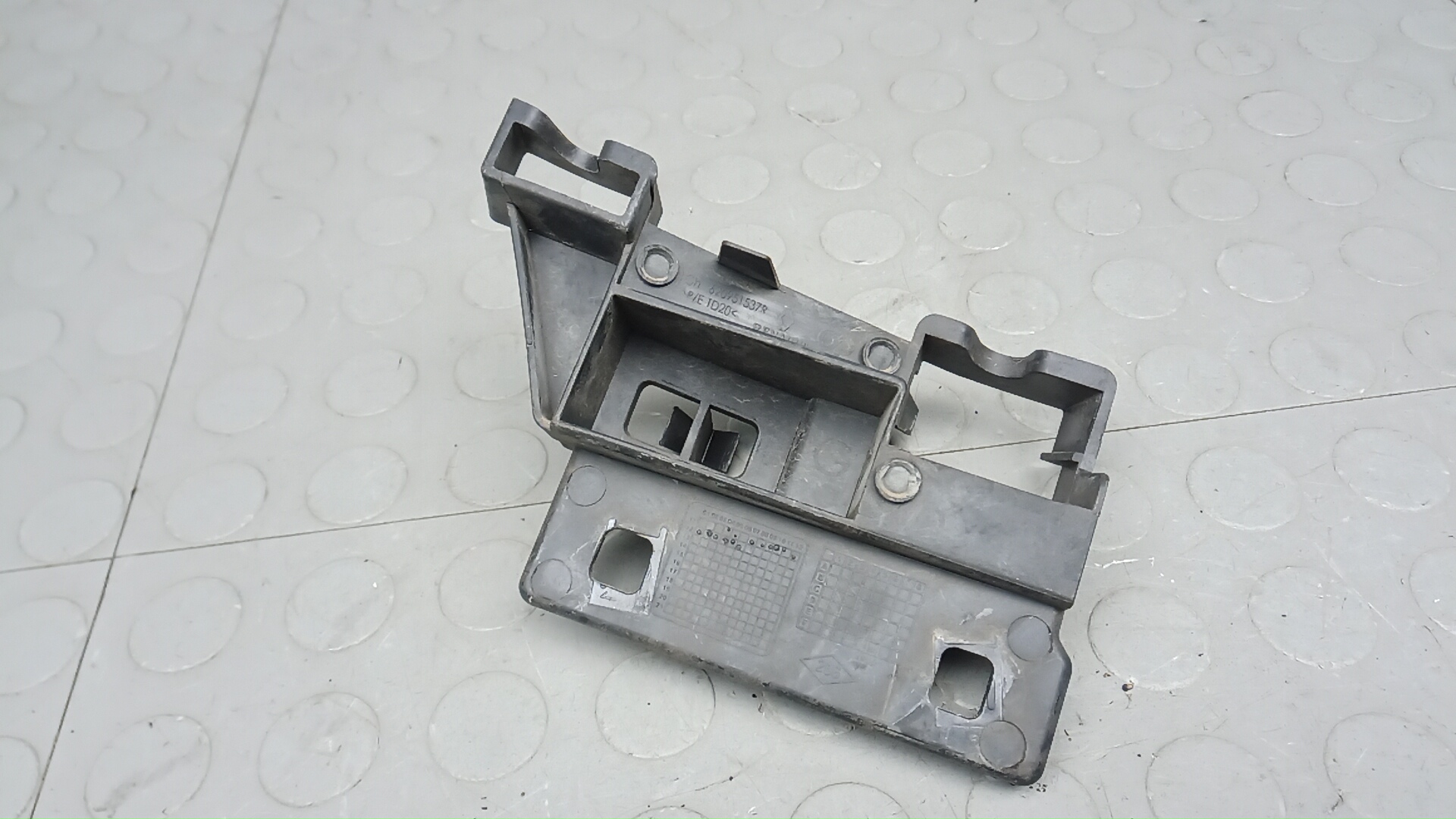 Кронштейн переднего бампера