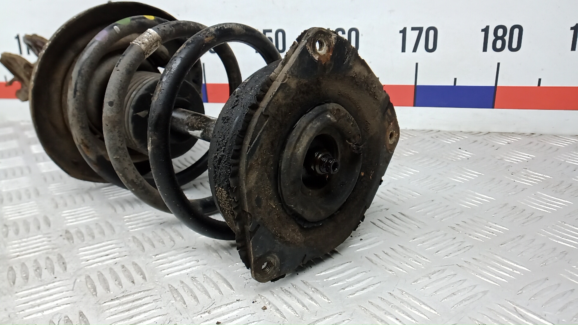 Амортизатор передний правый