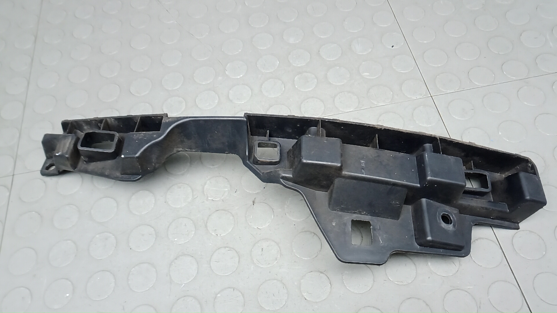 Кронштейн фар правый