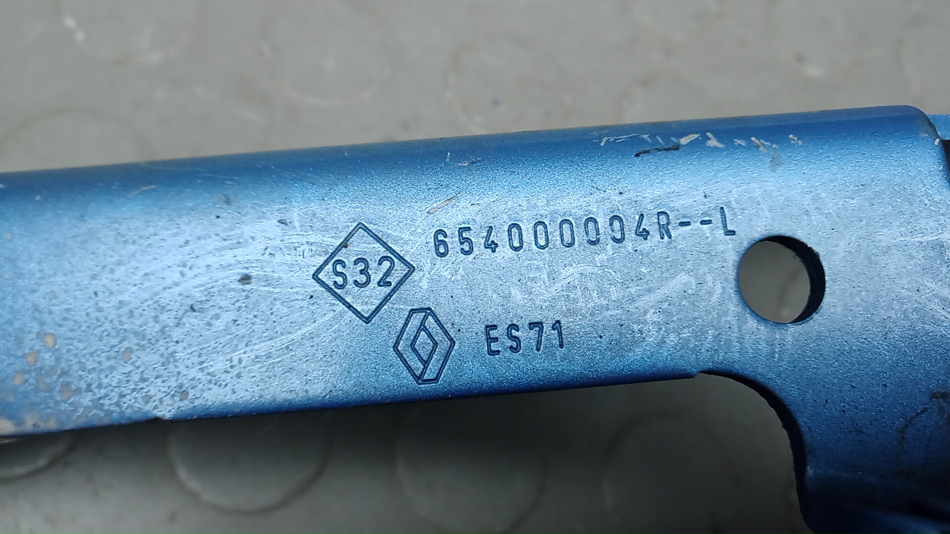 Петля капота