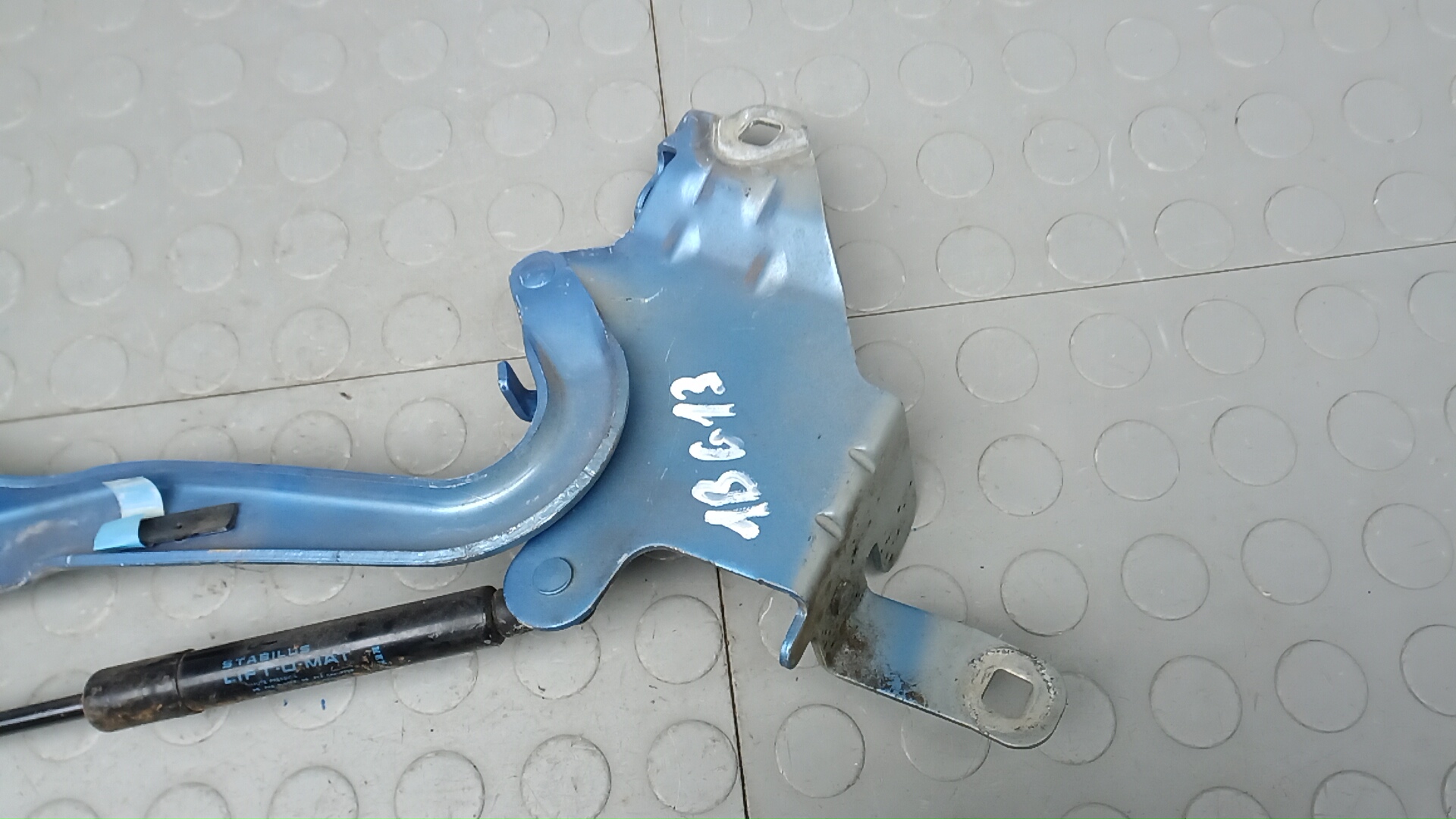 Петля капота