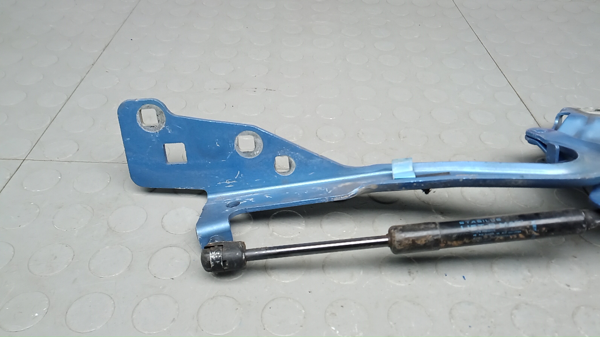 Петля капота