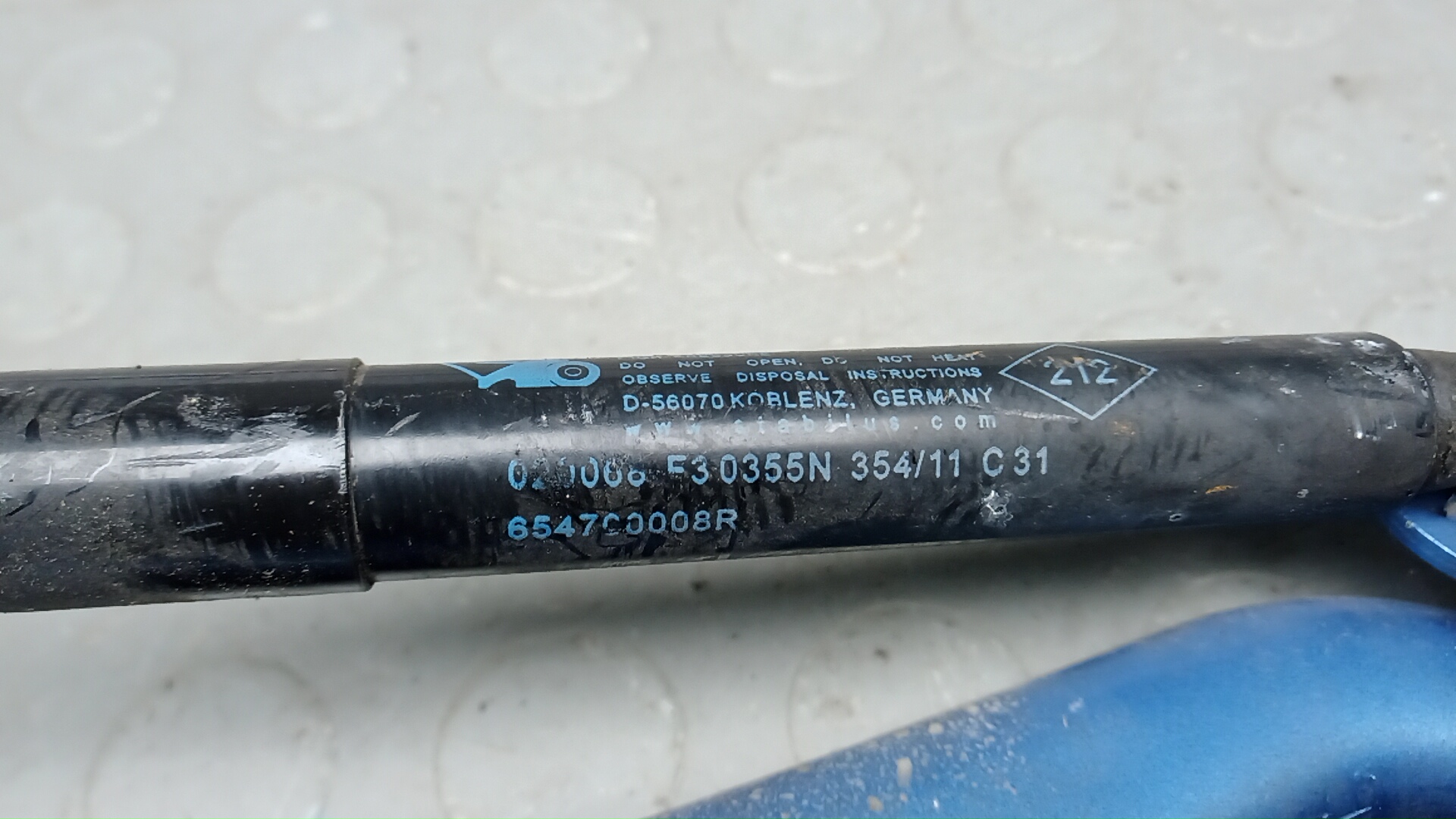 Петля капота