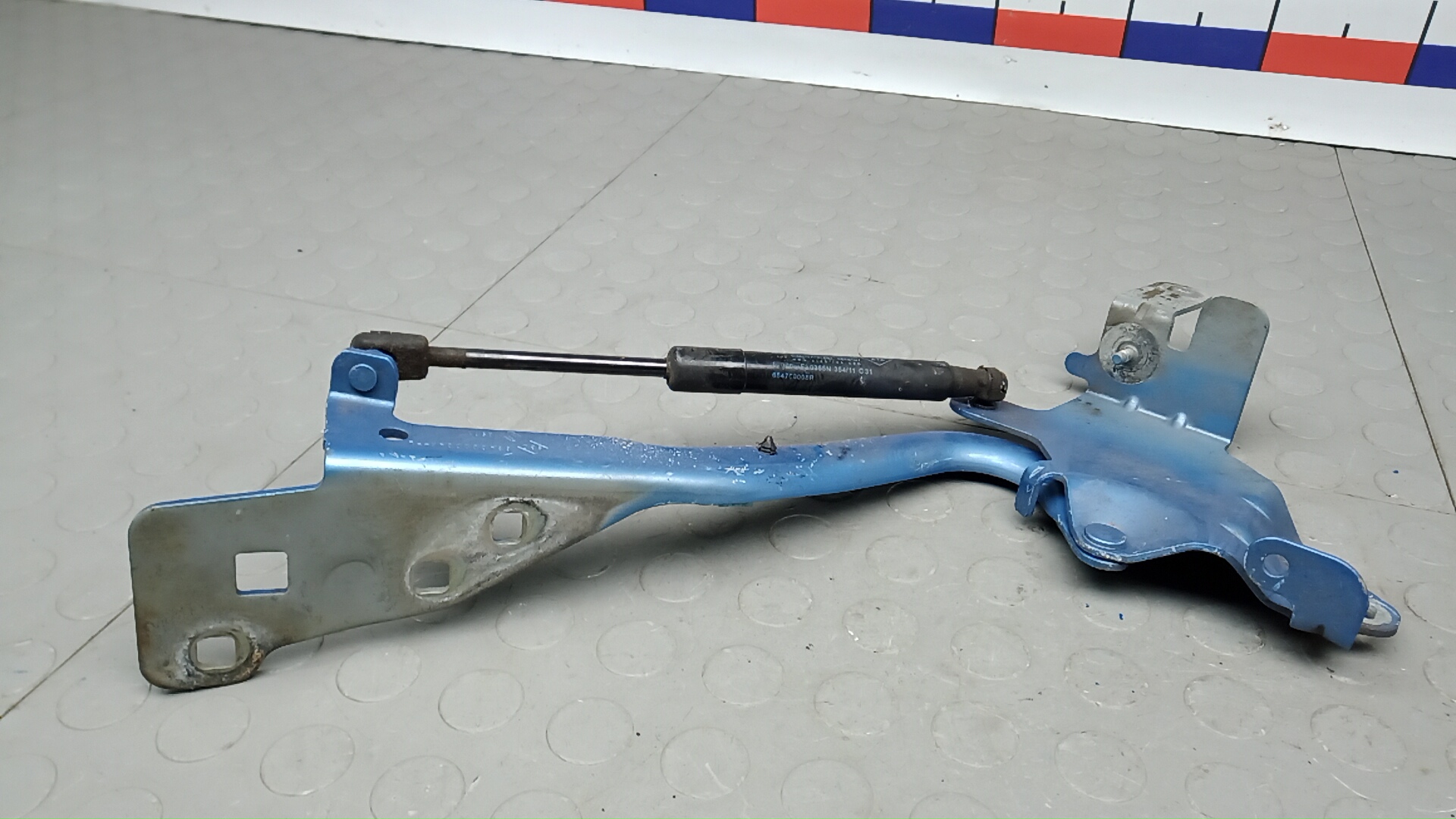 Петля капота