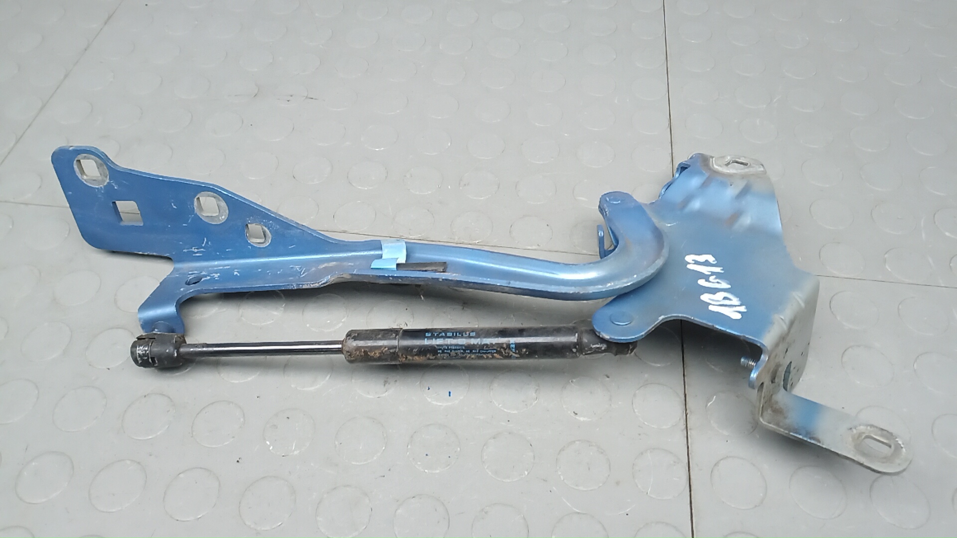 Петля капота