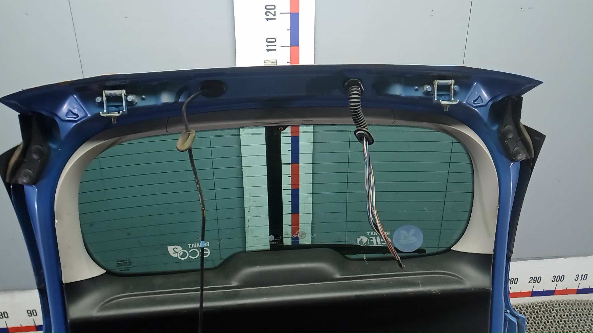 Дверь багажника