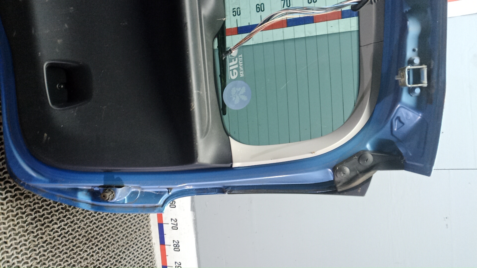 Дверь багажника