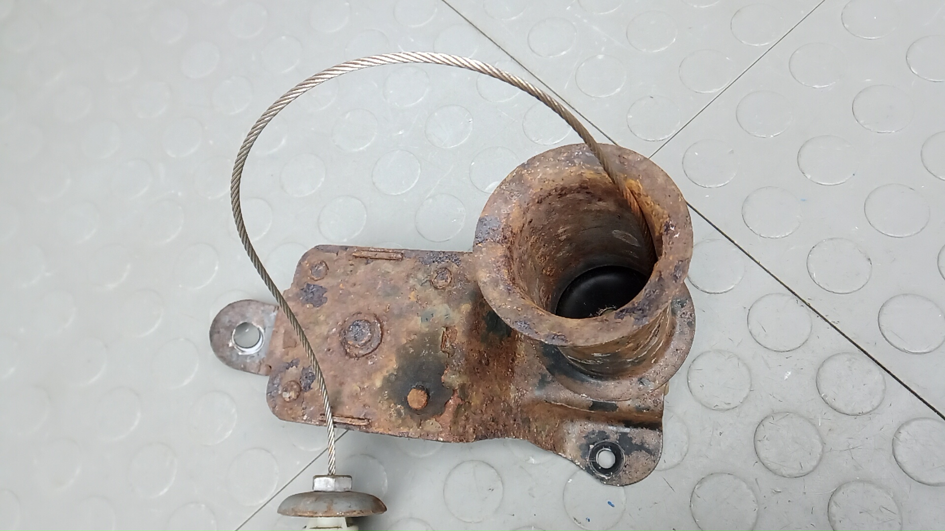 Механизм подъема запасного колеса