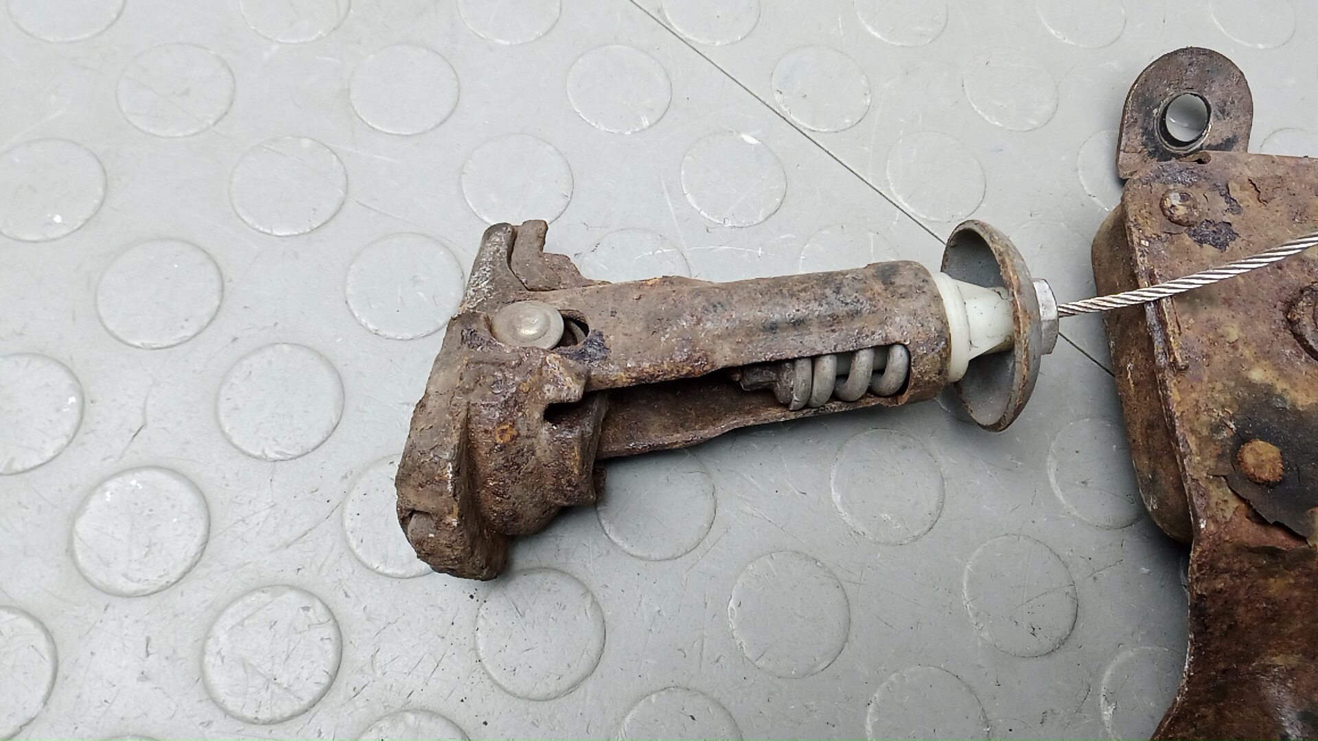 Механизм подъема запасного колеса