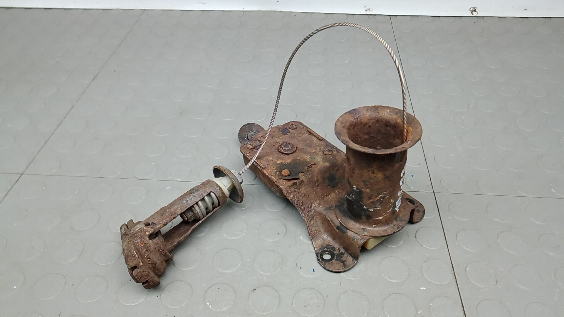 Механизм подъема запасного колеса