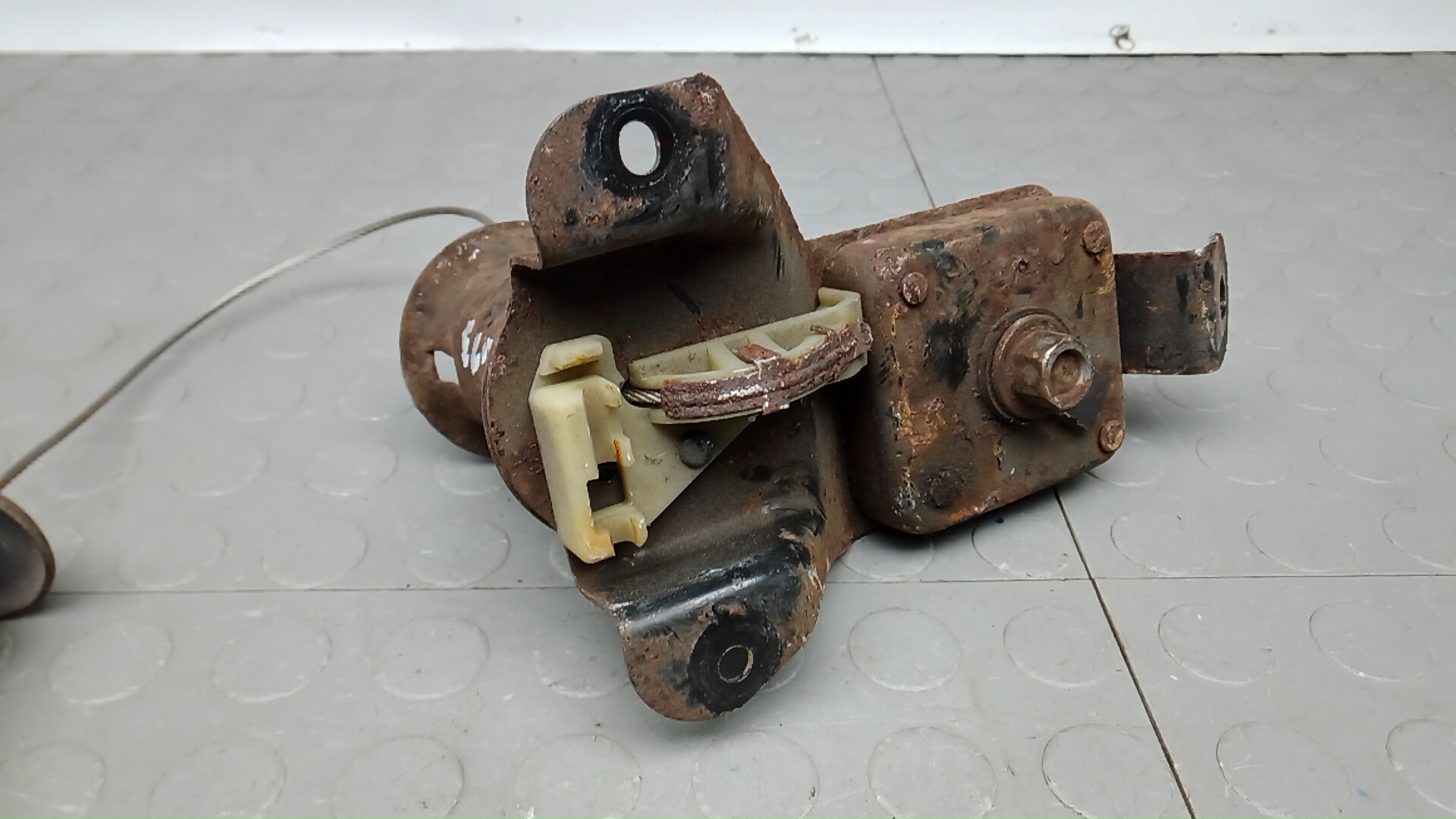 Механизм подъема запасного колеса