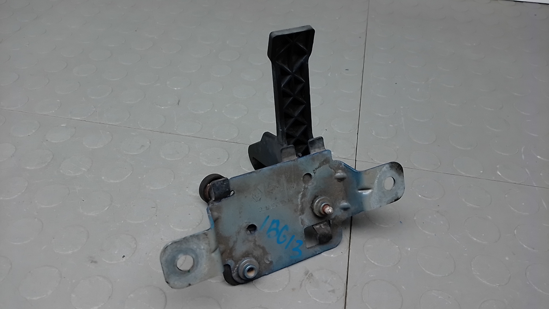 Ручка открывания капота